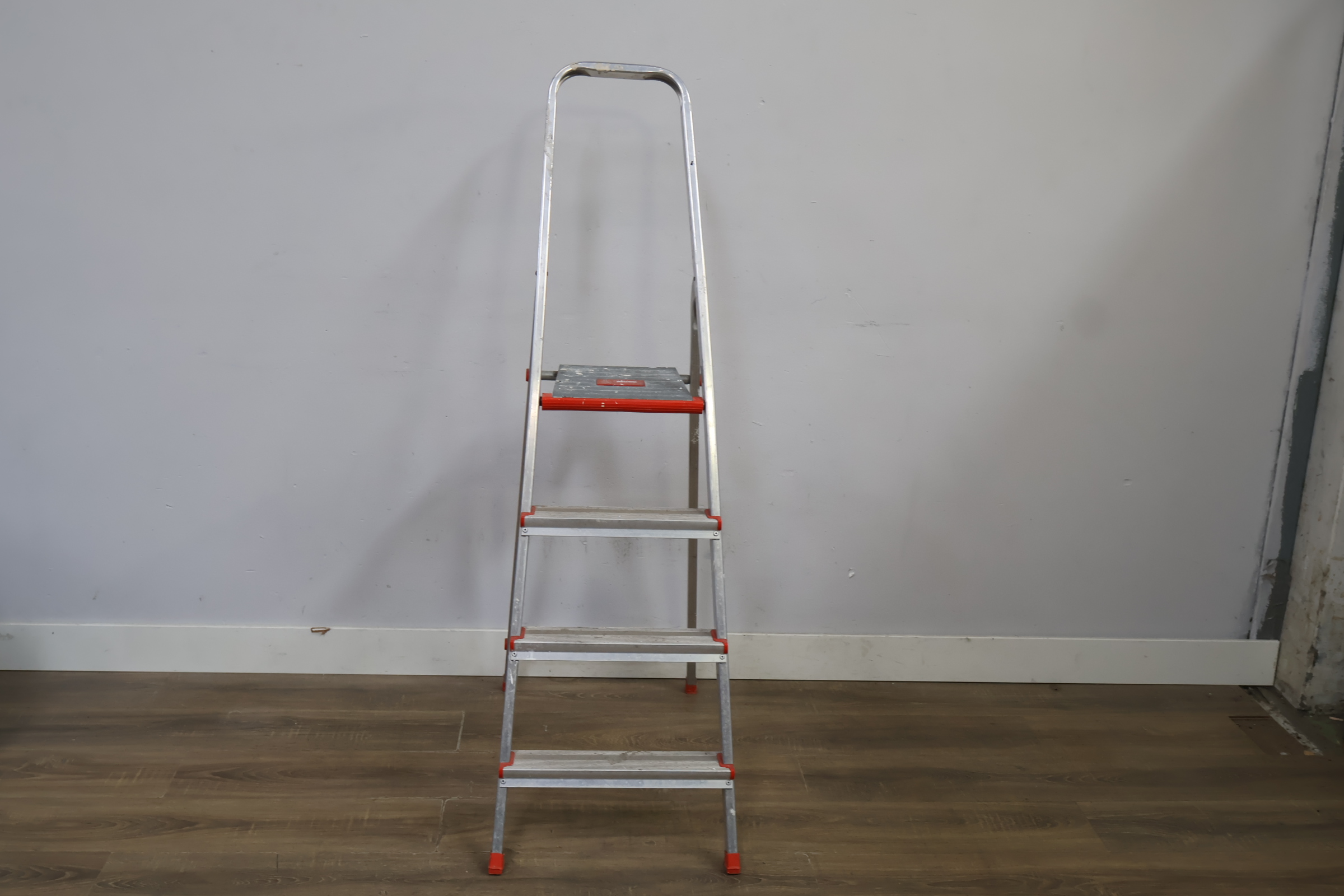 Altrex vouwladder met vier treden – foto 13 – kavel bij GSD Auctions, Zoeterwoude