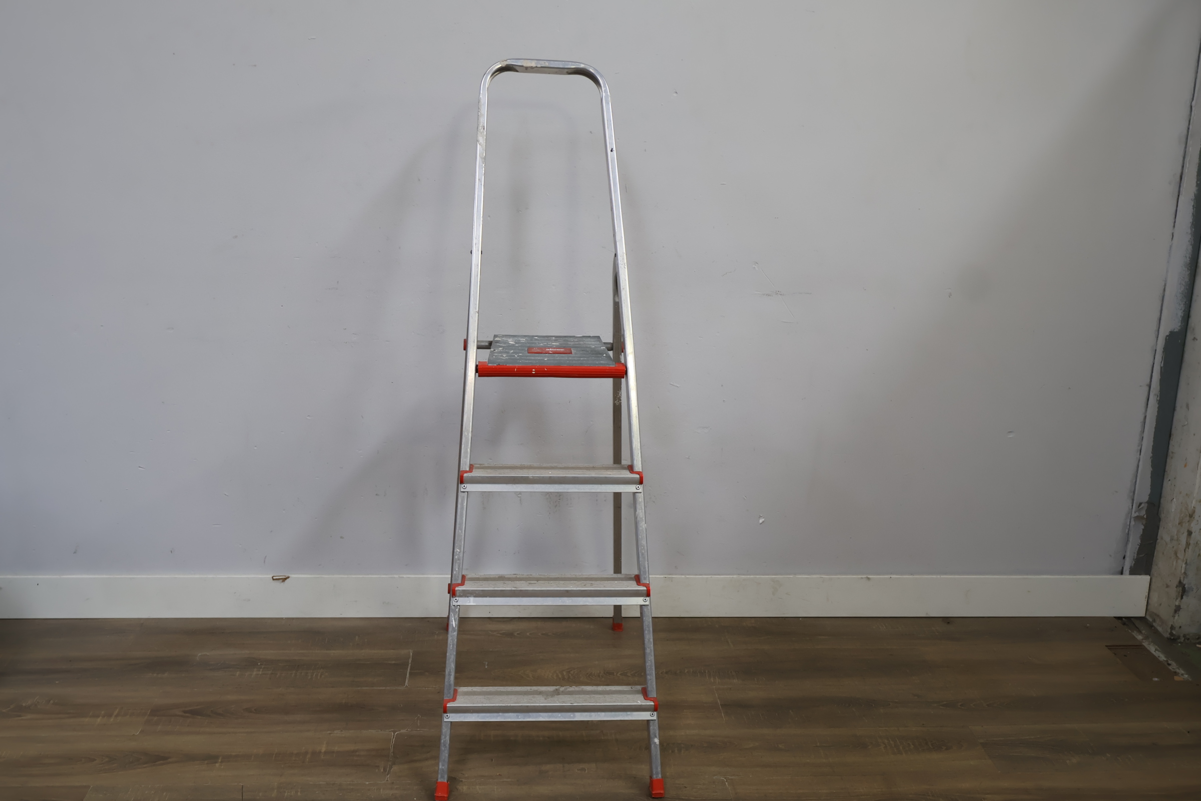 Altrex vouwladder met vier treden – foto 14 – kavel bij GSD Auctions, Zoeterwoude