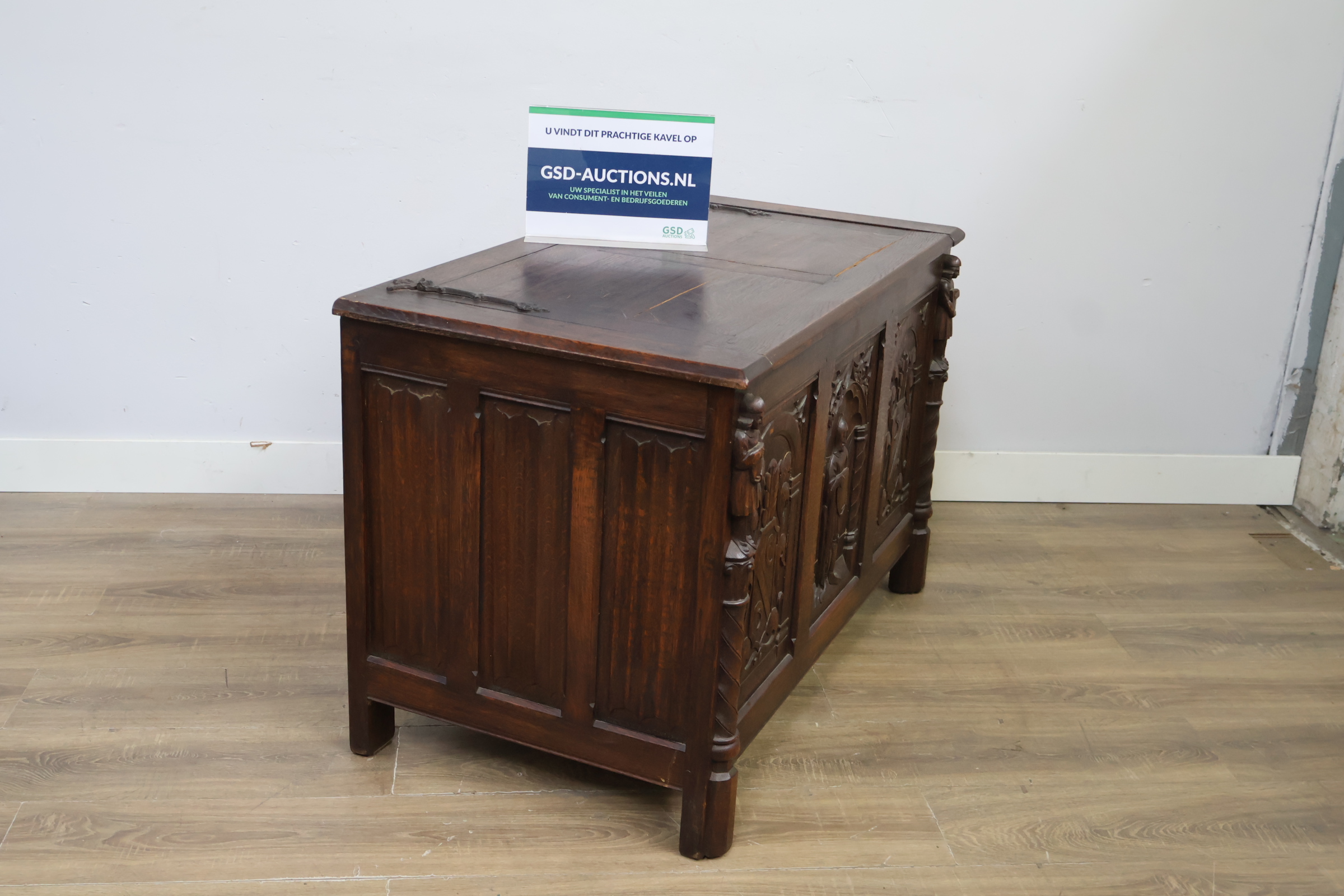 Antieke houten kist met houtsnijwerk – foto 2 – kavel bij GSD Auctions, Zoeterwoude