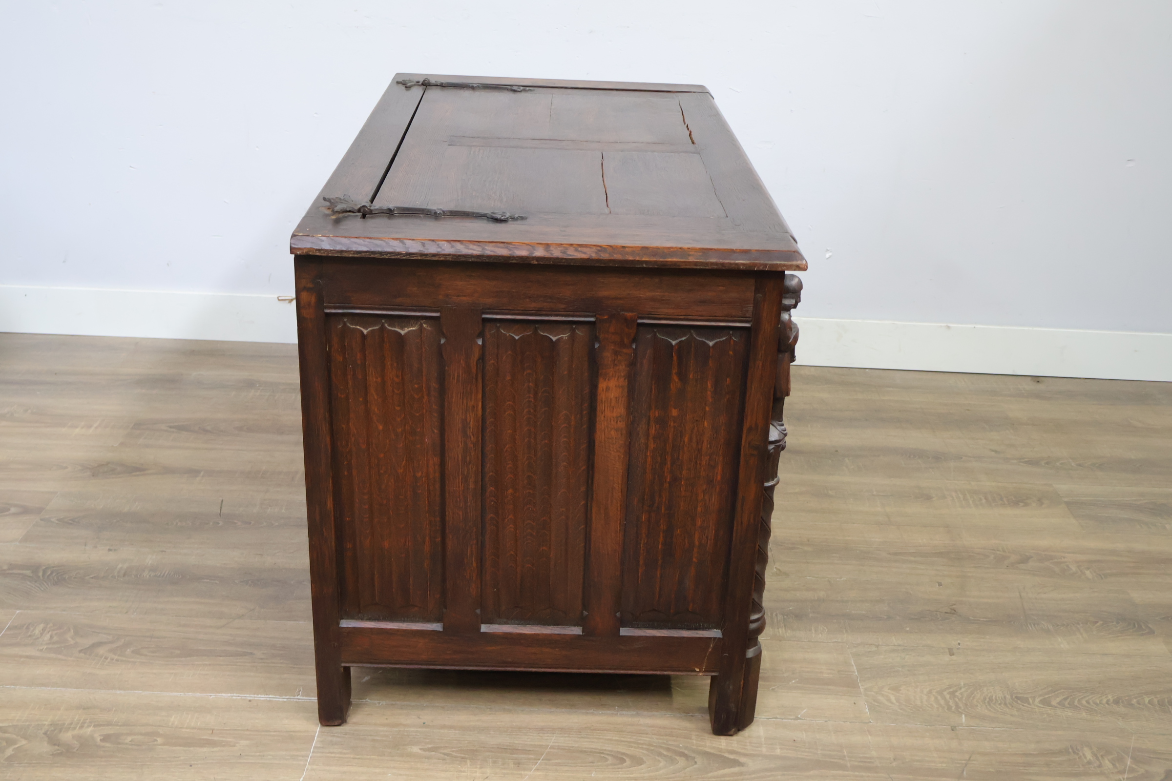 Antieke houten kist met houtsnijwerk – foto 3 – kavel bij GSD Auctions, Zoeterwoude