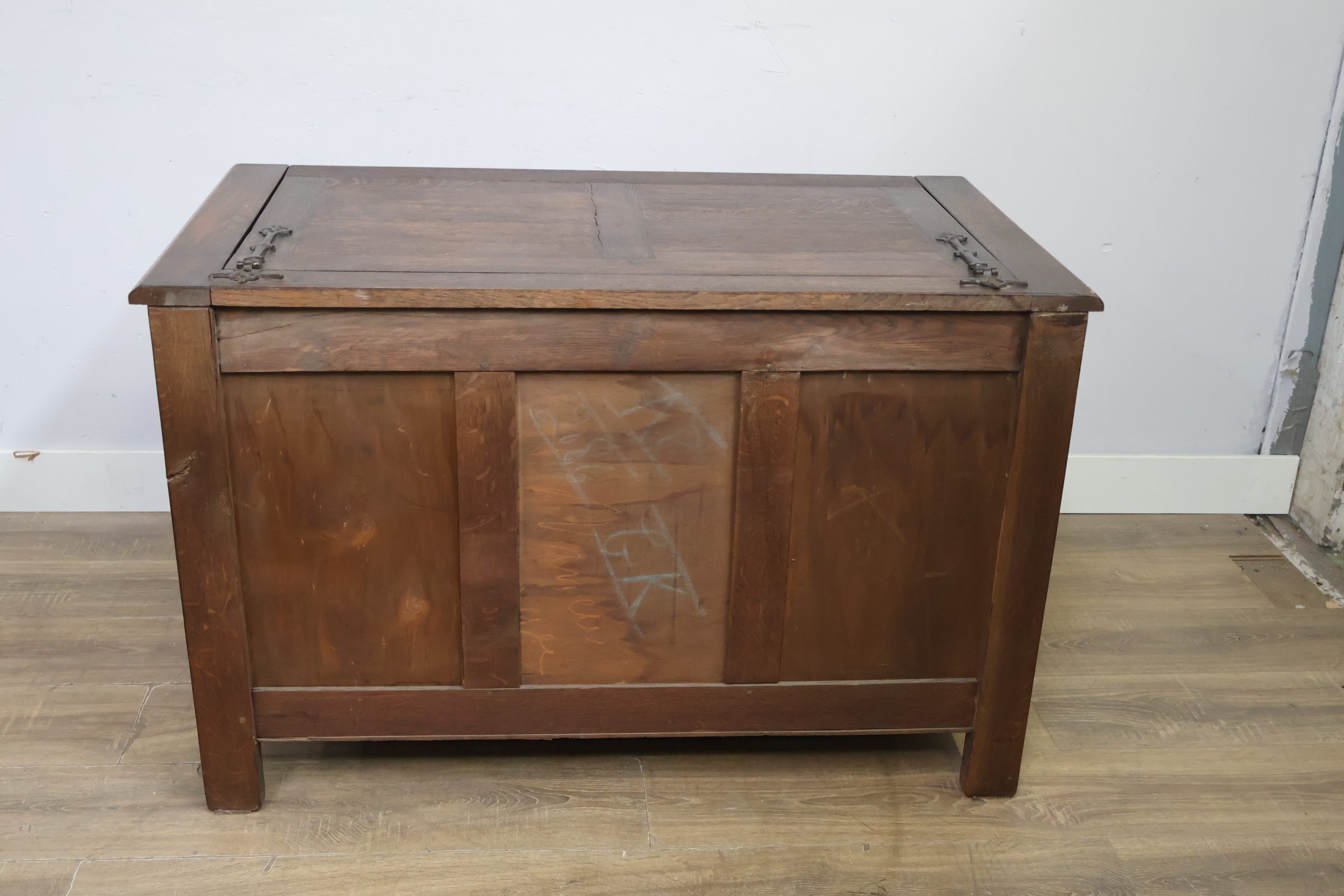 Antieke houten kist met houtsnijwerk – foto 5 – kavel bij GSD Auctions, Zoeterwoude