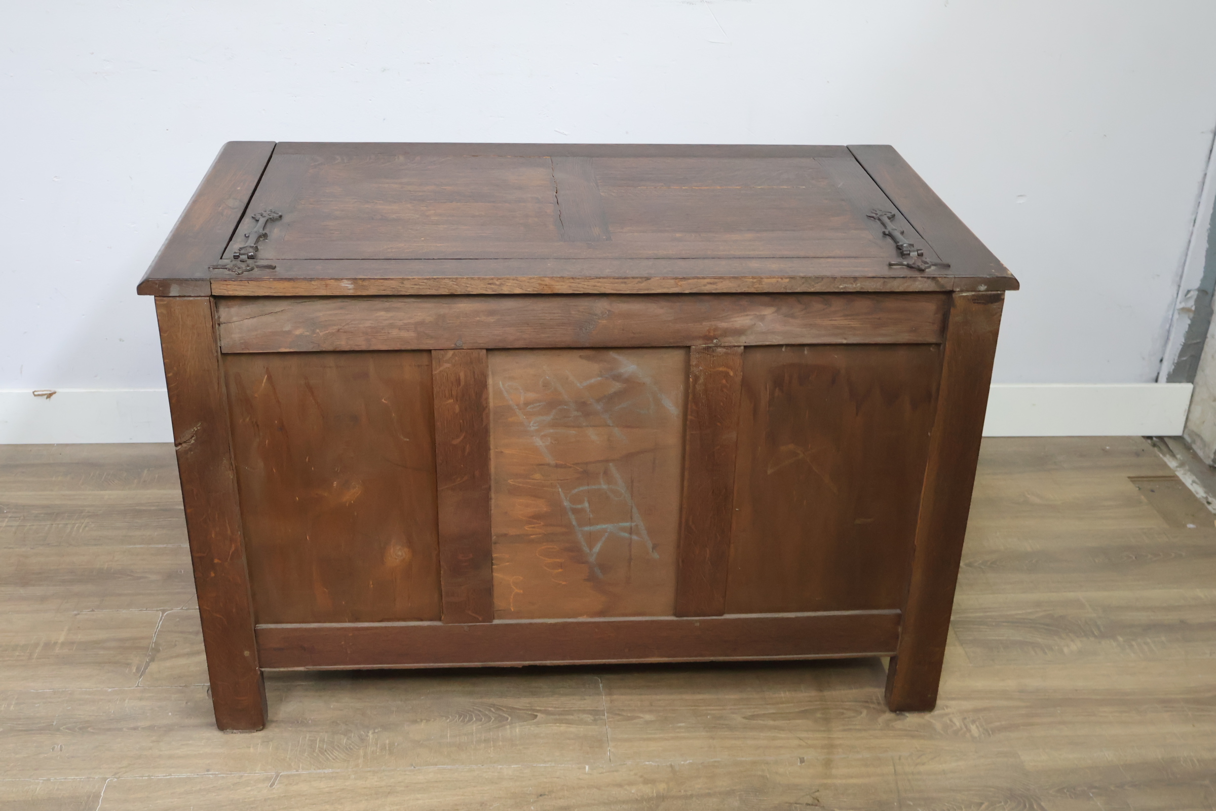 Antieke houten kist met houtsnijwerk – foto 6 – kavel bij GSD Auctions, Zoeterwoude