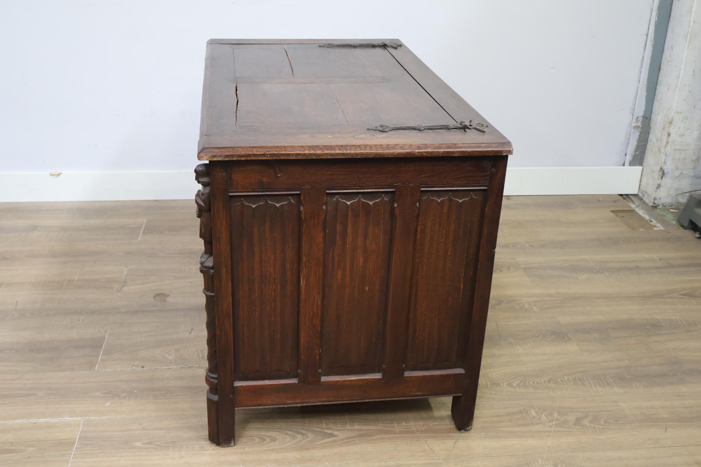 Antieke houten kist met houtsnijwerk – foto 7 – kavel bij GSD Auctions, Zoeterwoude
