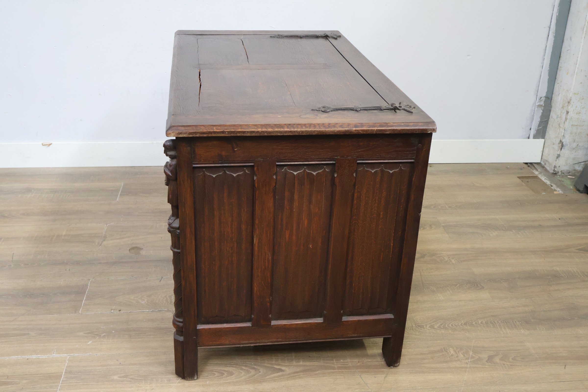 Antieke houten kist met houtsnijwerk – foto 8 – kavel bij GSD Auctions, Zoeterwoude