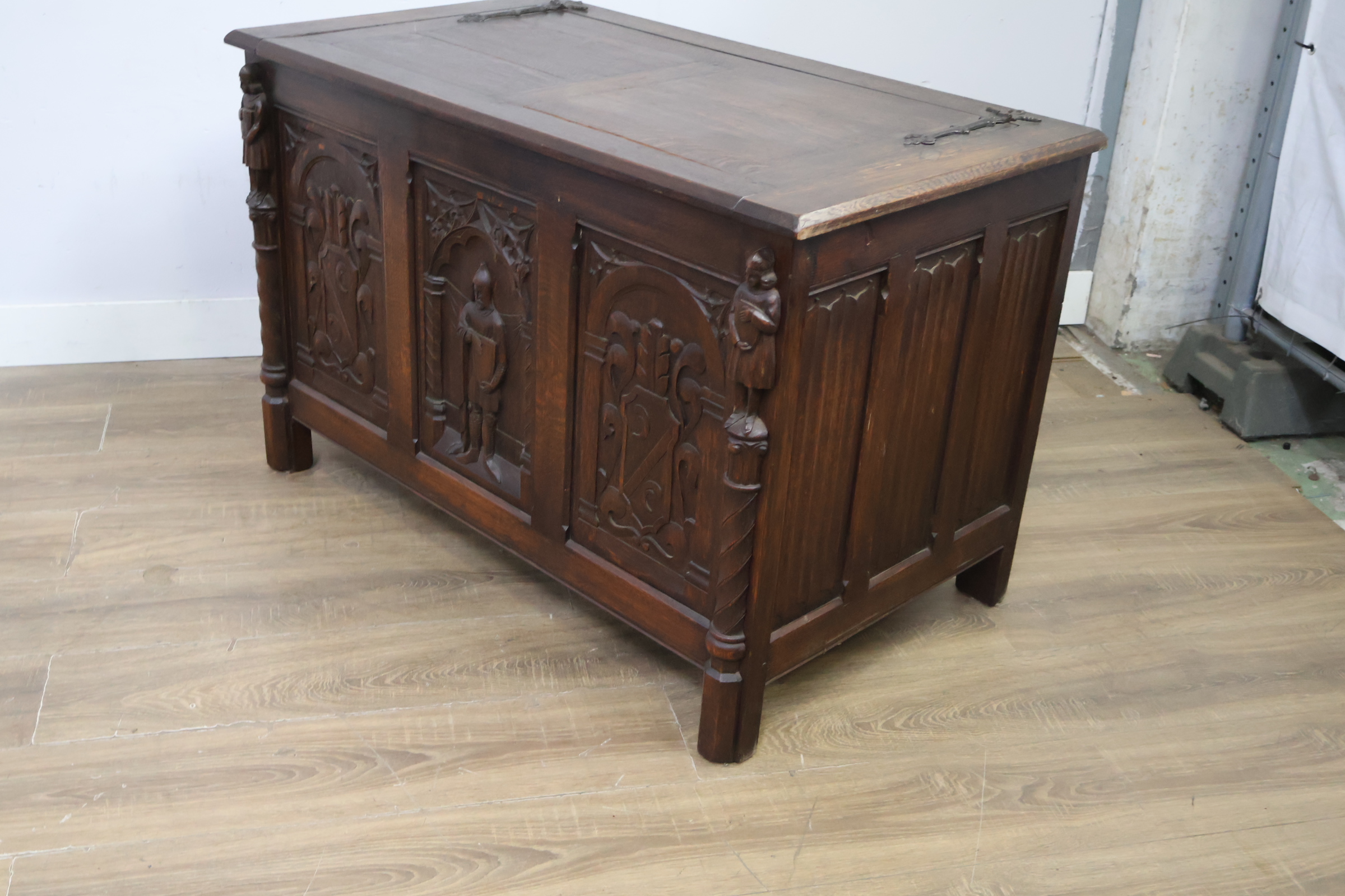 Antieke houten kist met houtsnijwerk – foto 9 – kavel bij GSD Auctions, Zoeterwoude
