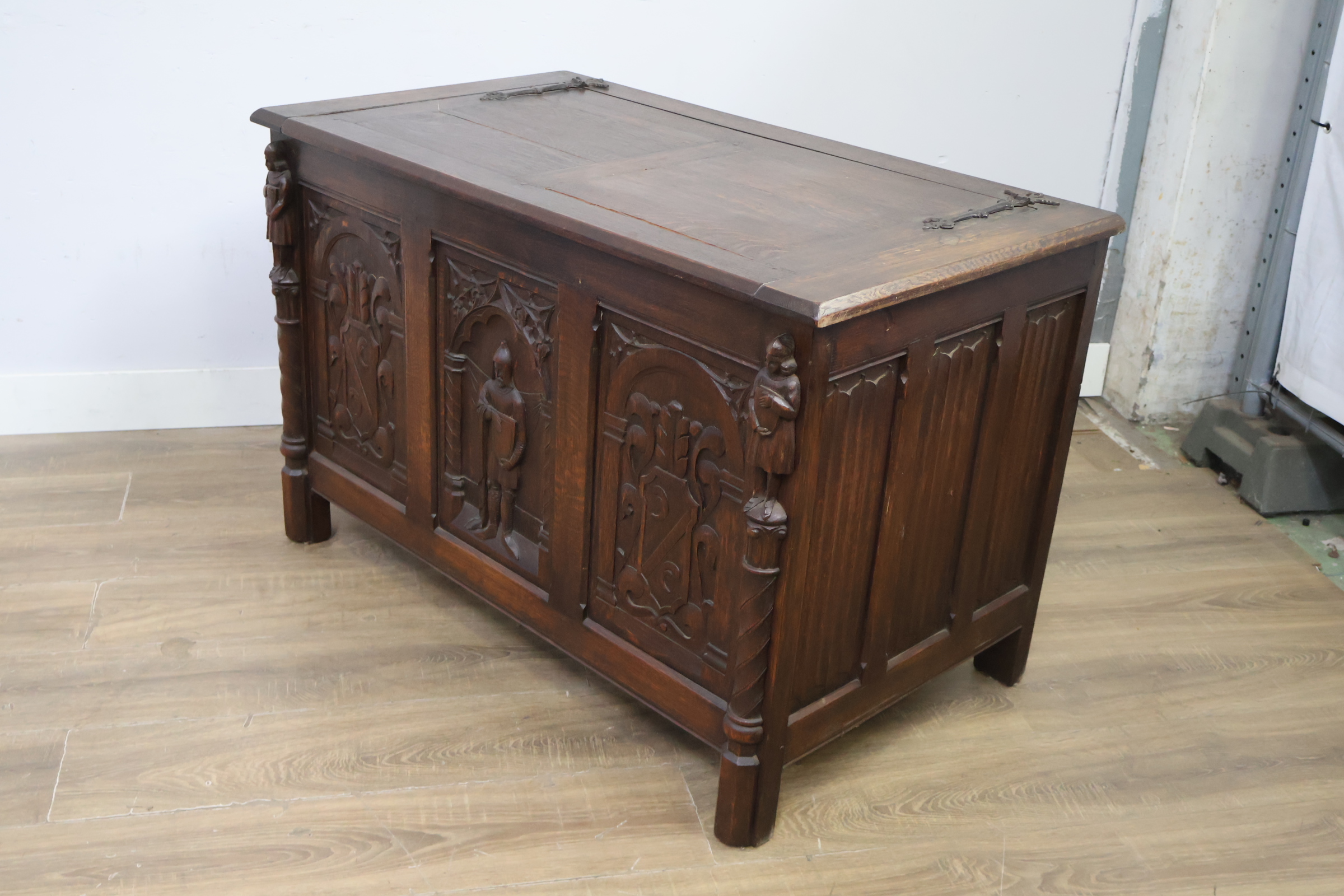 Antieke houten kist met houtsnijwerk – foto 10 – kavel bij GSD Auctions, Zoeterwoude