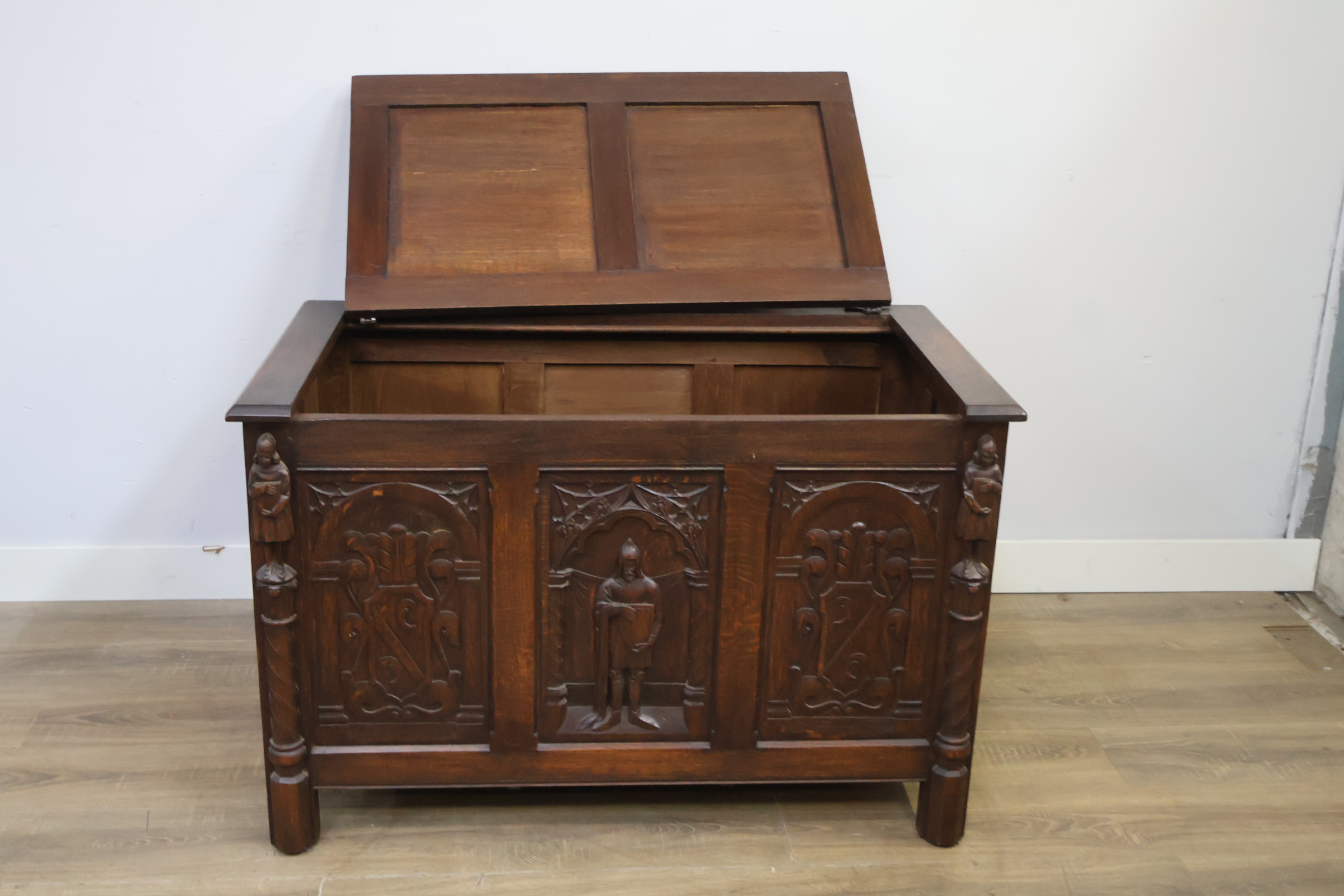 Antieke houten kist met houtsnijwerk – foto 11 – kavel bij GSD Auctions, Zoeterwoude