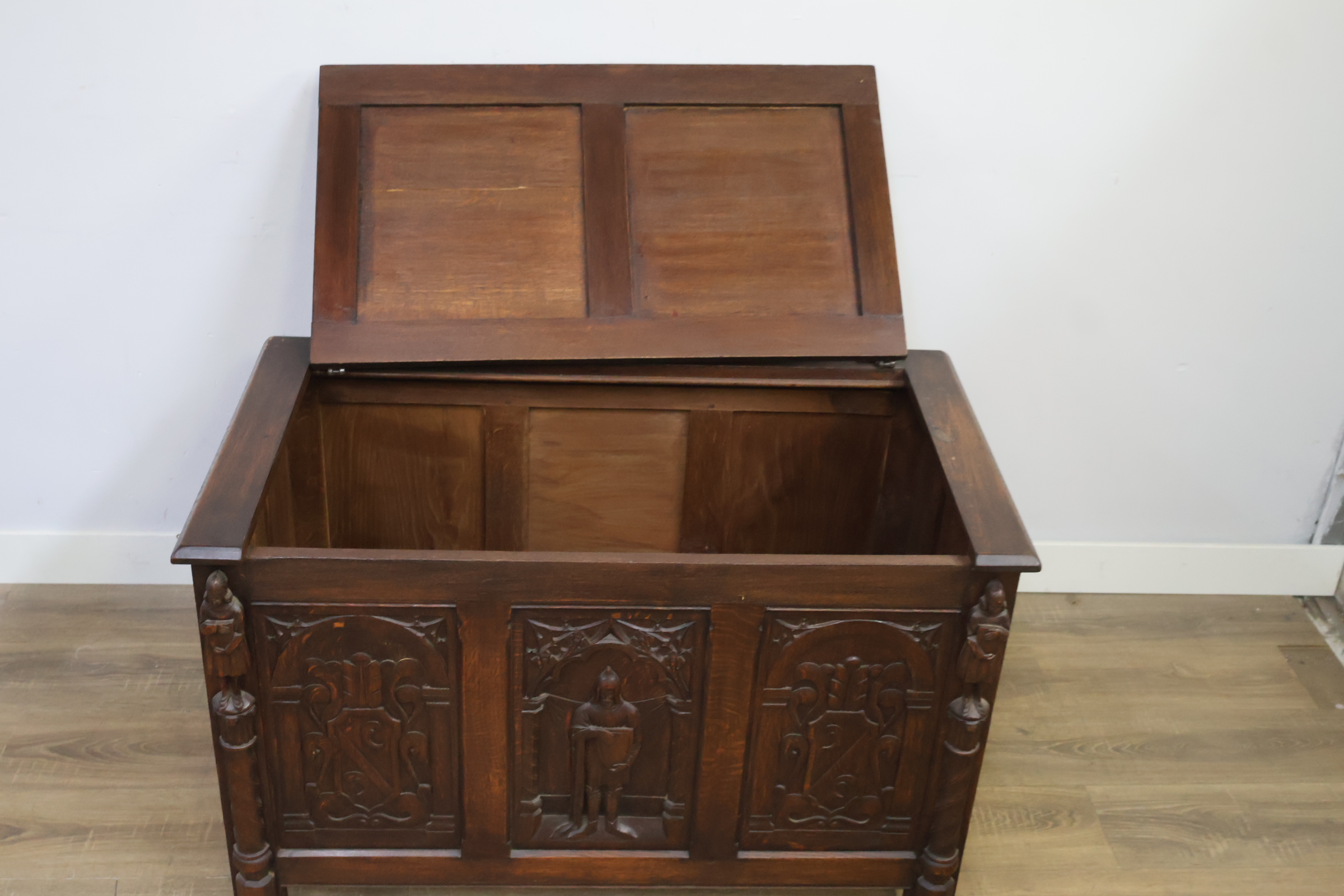 Antieke houten kist met houtsnijwerk – foto 12 – kavel bij GSD Auctions, Zoeterwoude