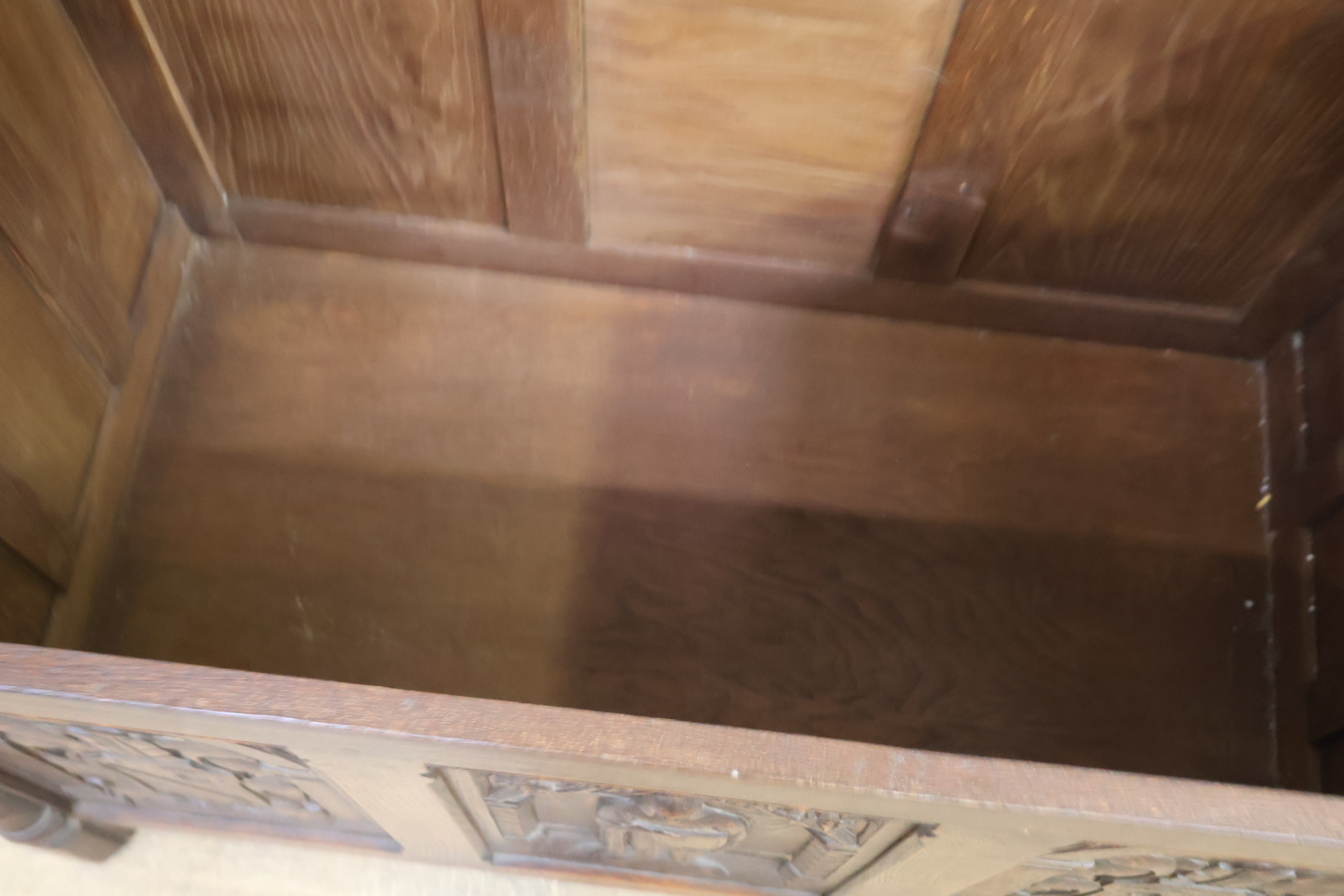 Antieke houten kist met houtsnijwerk – foto 13 – kavel bij GSD Auctions, Zoeterwoude