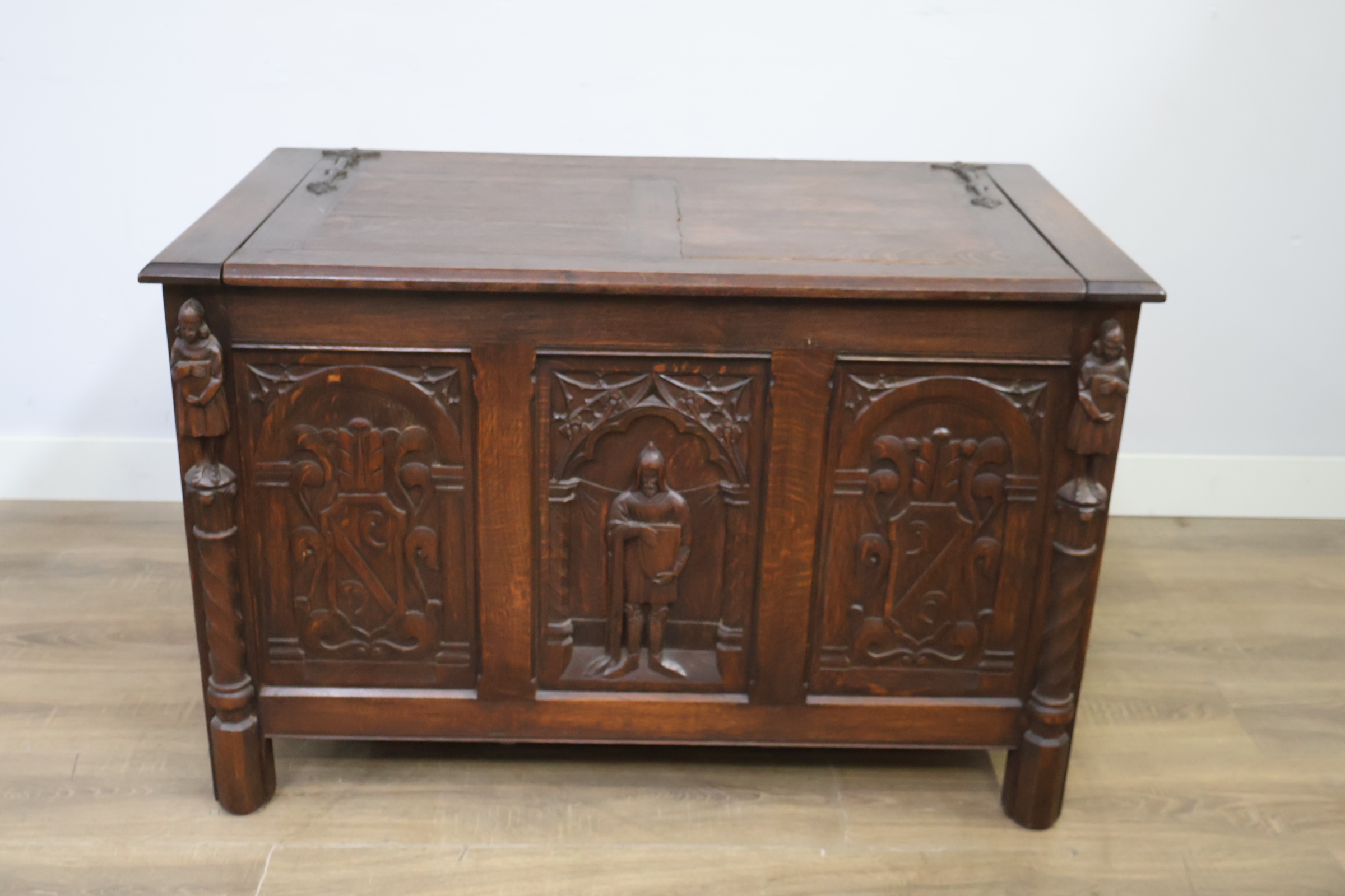 Antieke houten kist met houtsnijwerk – foto 14 – kavel bij GSD Auctions, Zoeterwoude