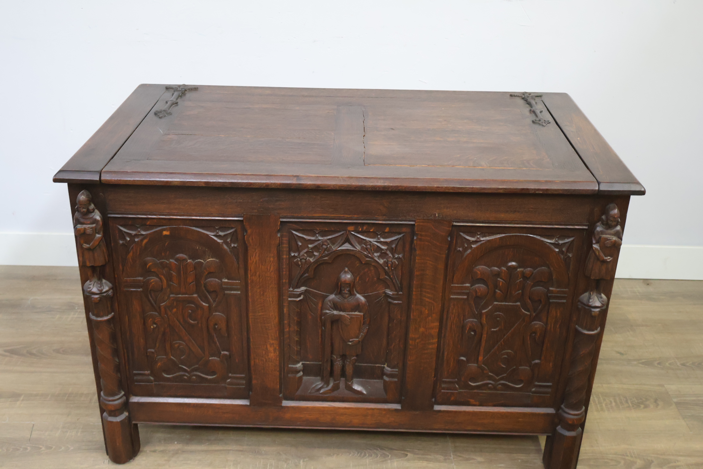 Antieke houten kist met houtsnijwerk – foto 15 – kavel bij GSD Auctions, Zoeterwoude