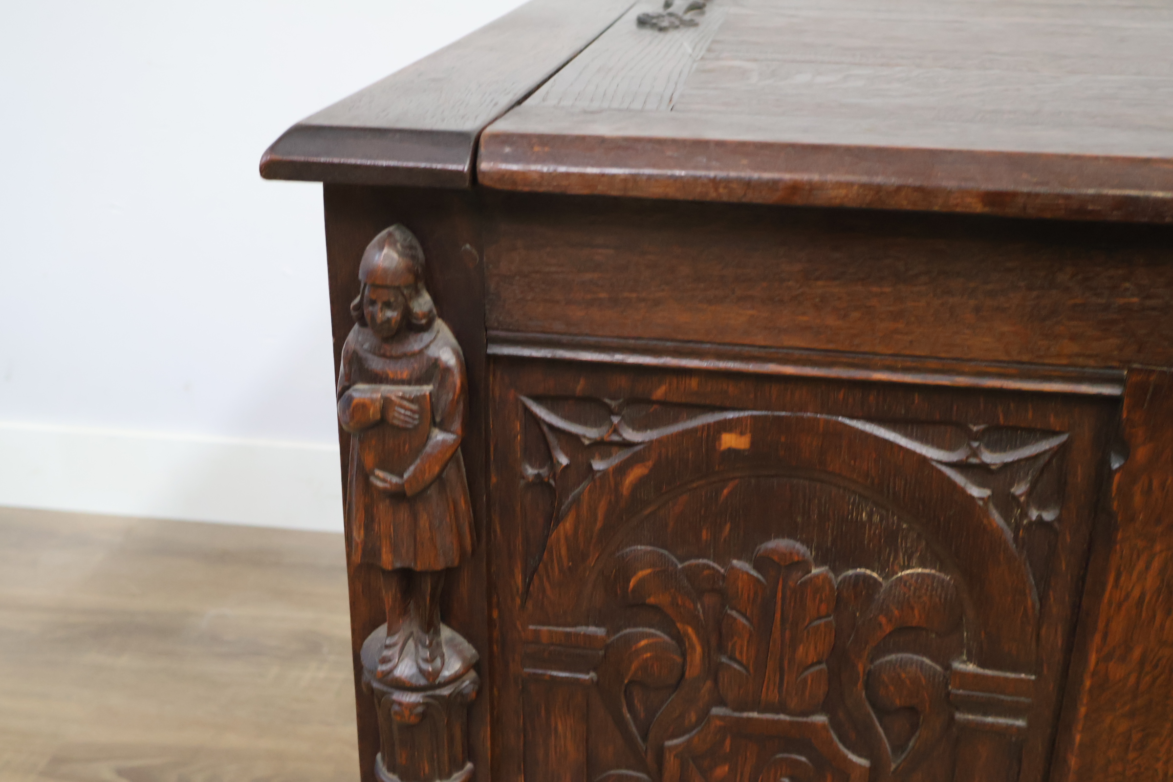 Antieke houten kist met houtsnijwerk – foto 16 – kavel bij GSD Auctions, Zoeterwoude