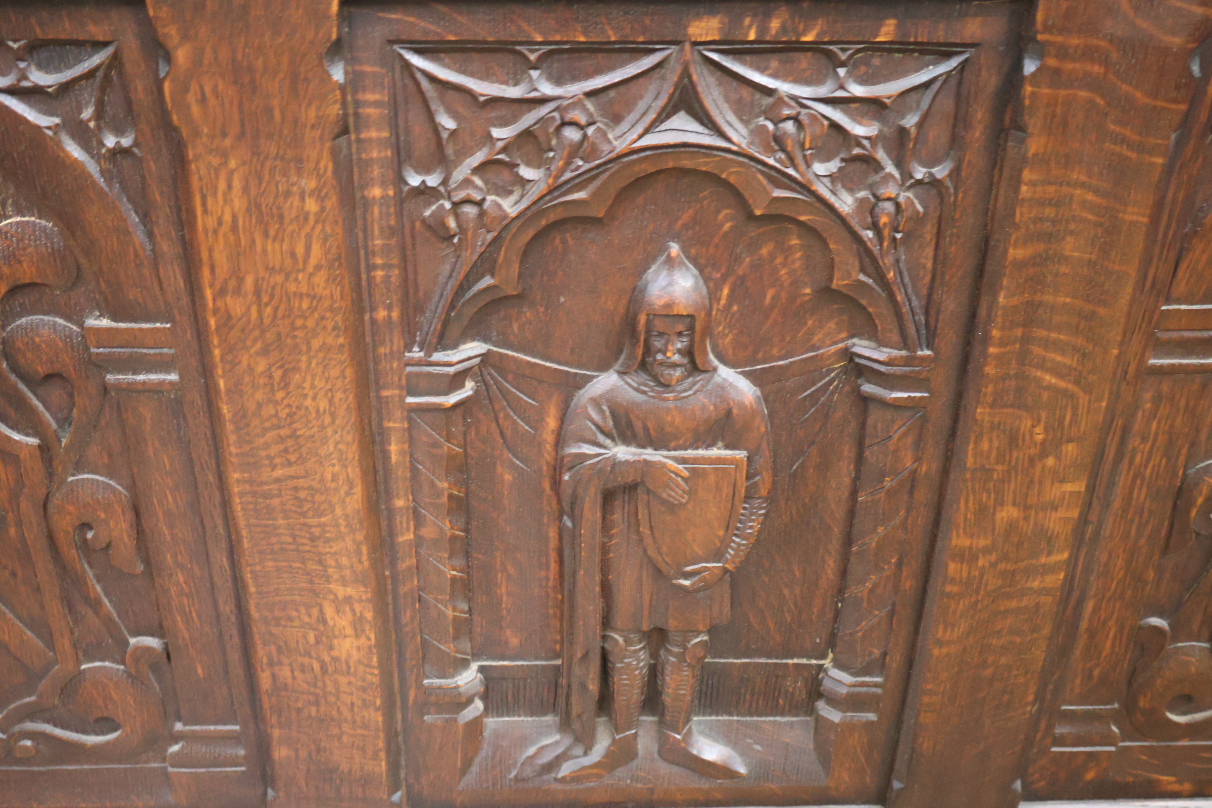Antieke houten kist met houtsnijwerk – foto 17 – kavel bij GSD Auctions, Zoeterwoude