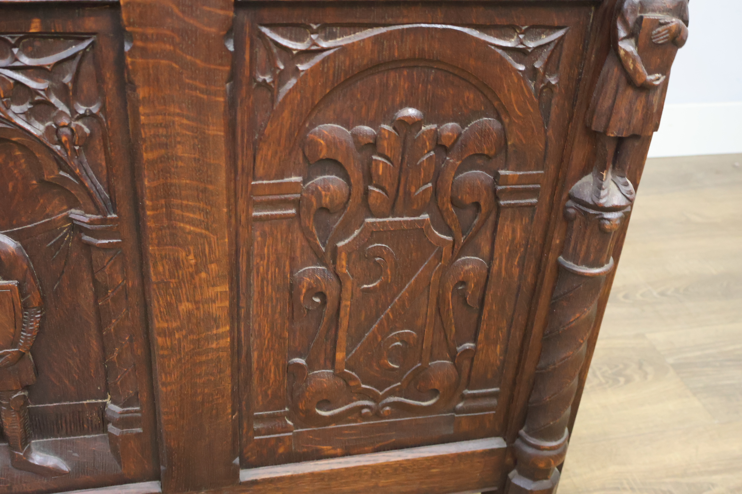 Antieke houten kist met houtsnijwerk – foto 18 – kavel bij GSD Auctions, Zoeterwoude