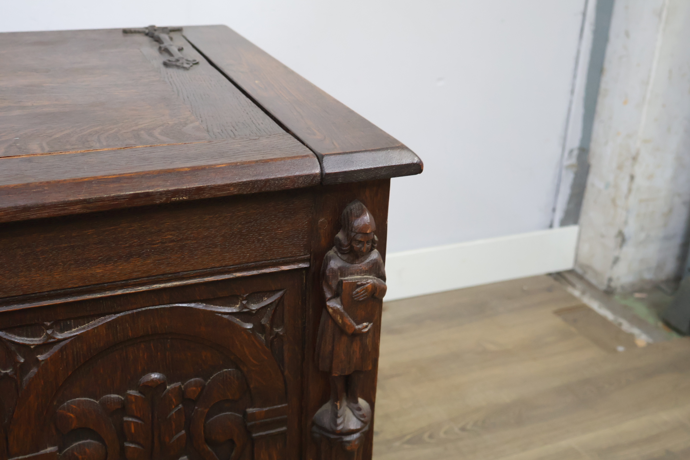 Antieke houten kist met houtsnijwerk – foto 19 – kavel bij GSD Auctions, Zoeterwoude