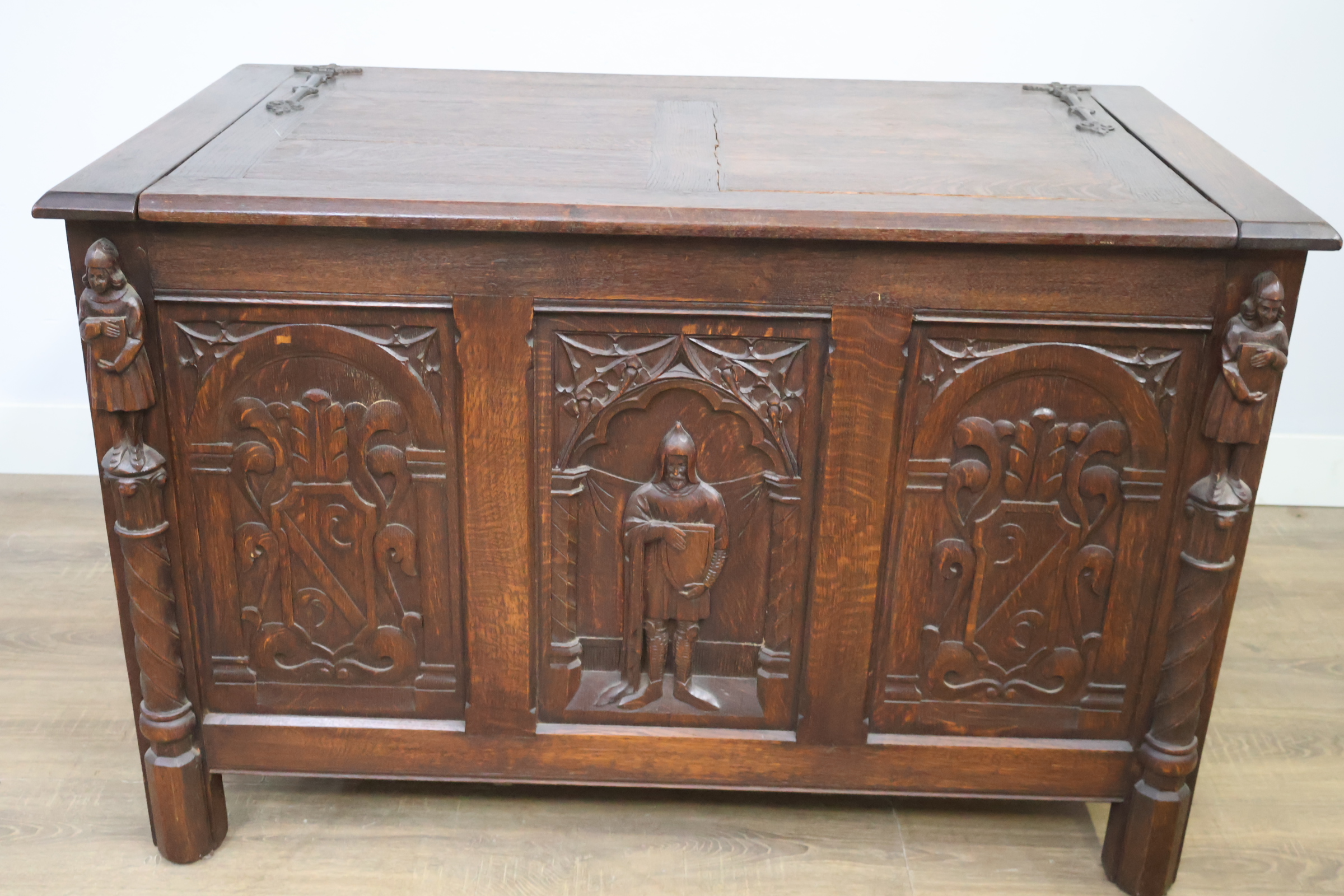 Antieke houten kist met houtsnijwerk – foto 20 – kavel bij GSD Auctions, Zoeterwoude