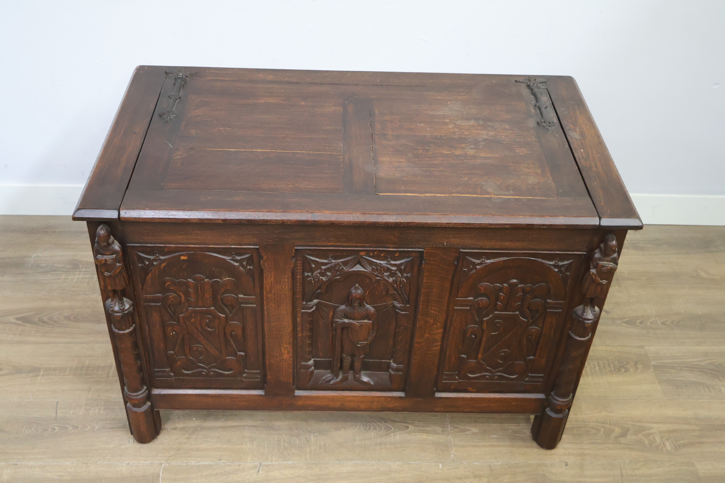 Antieke houten kist met houtsnijwerk – foto 21 – kavel bij GSD Auctions, Zoeterwoude