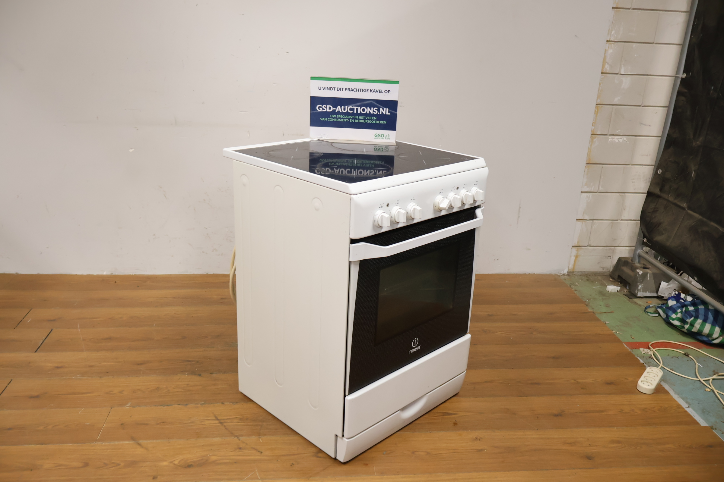 Indesit Elektrisch Fornuis Met Kookplaat – foto 2 – kavel bij GSD Auctions, Zoeterwoude