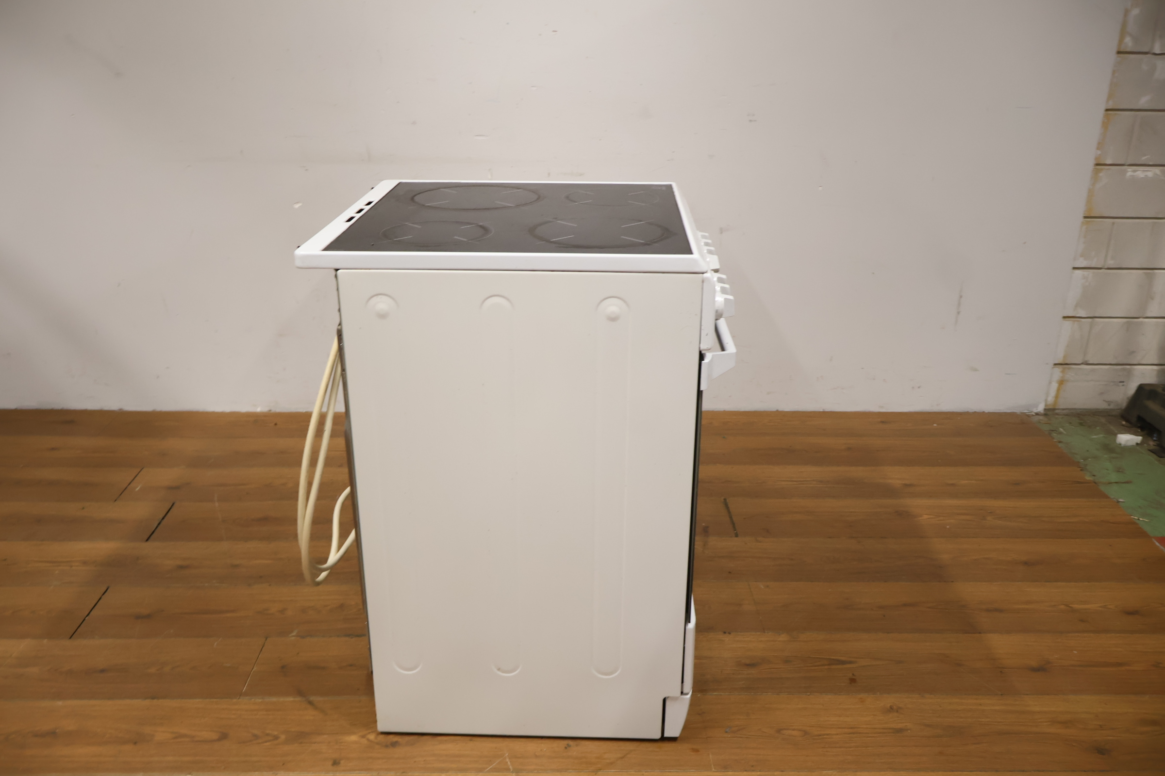 Indesit Elektrisch Fornuis Met Kookplaat – foto 3 – kavel bij GSD Auctions, Zoeterwoude