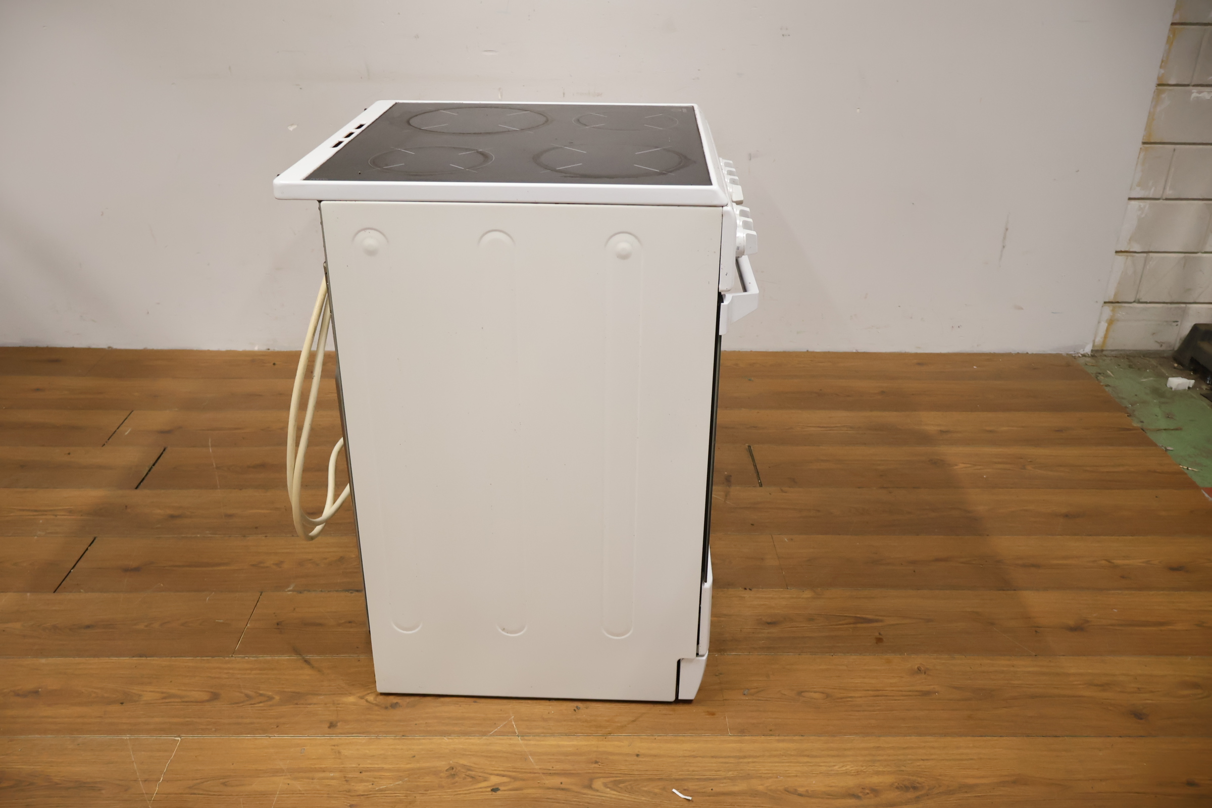 Indesit Elektrisch Fornuis Met Kookplaat – foto 4 – kavel bij GSD Auctions, Zoeterwoude