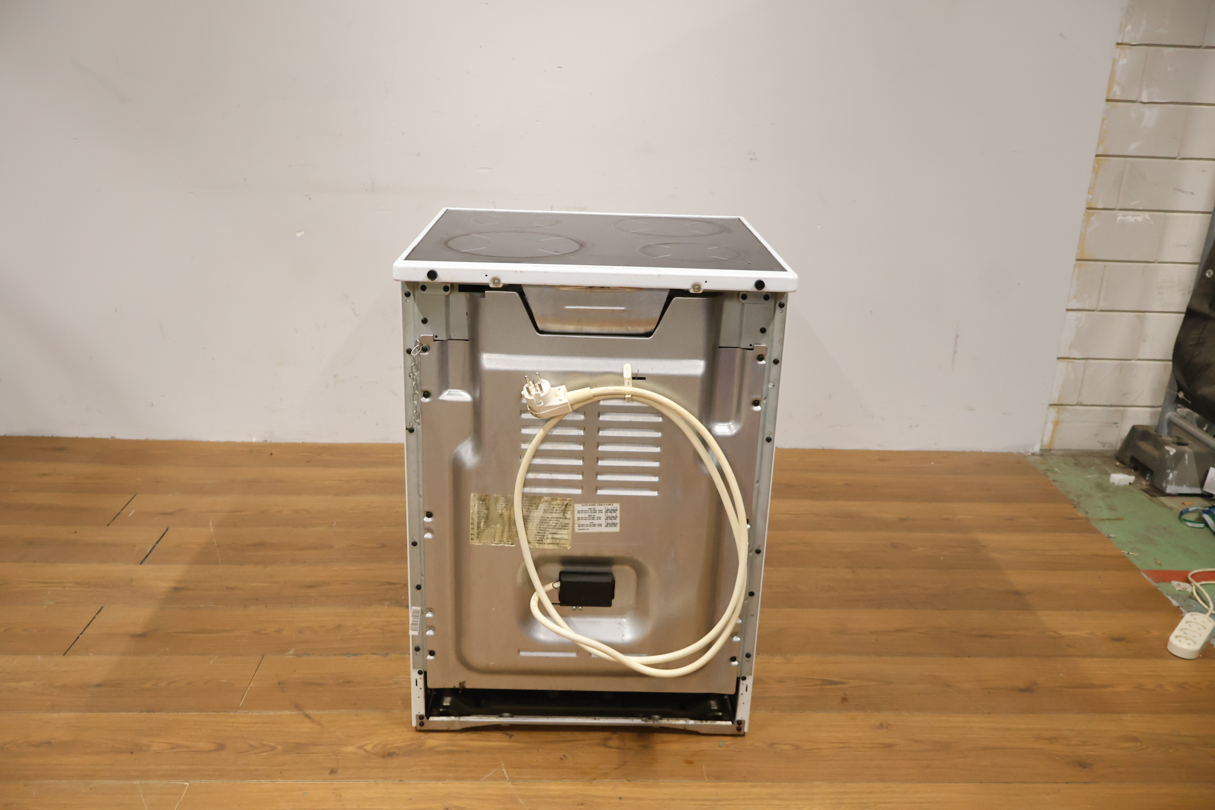 Indesit Elektrisch Fornuis Met Kookplaat – foto 5 – kavel bij GSD Auctions, Zoeterwoude