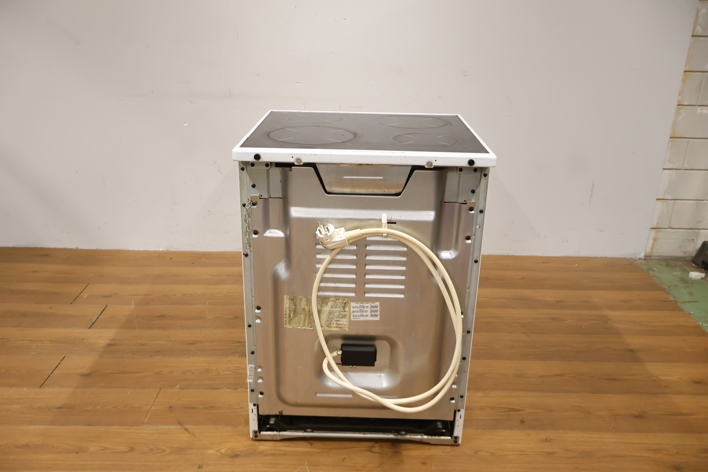 Indesit Elektrisch Fornuis Met Kookplaat – foto 6 – kavel bij GSD Auctions, Zoeterwoude