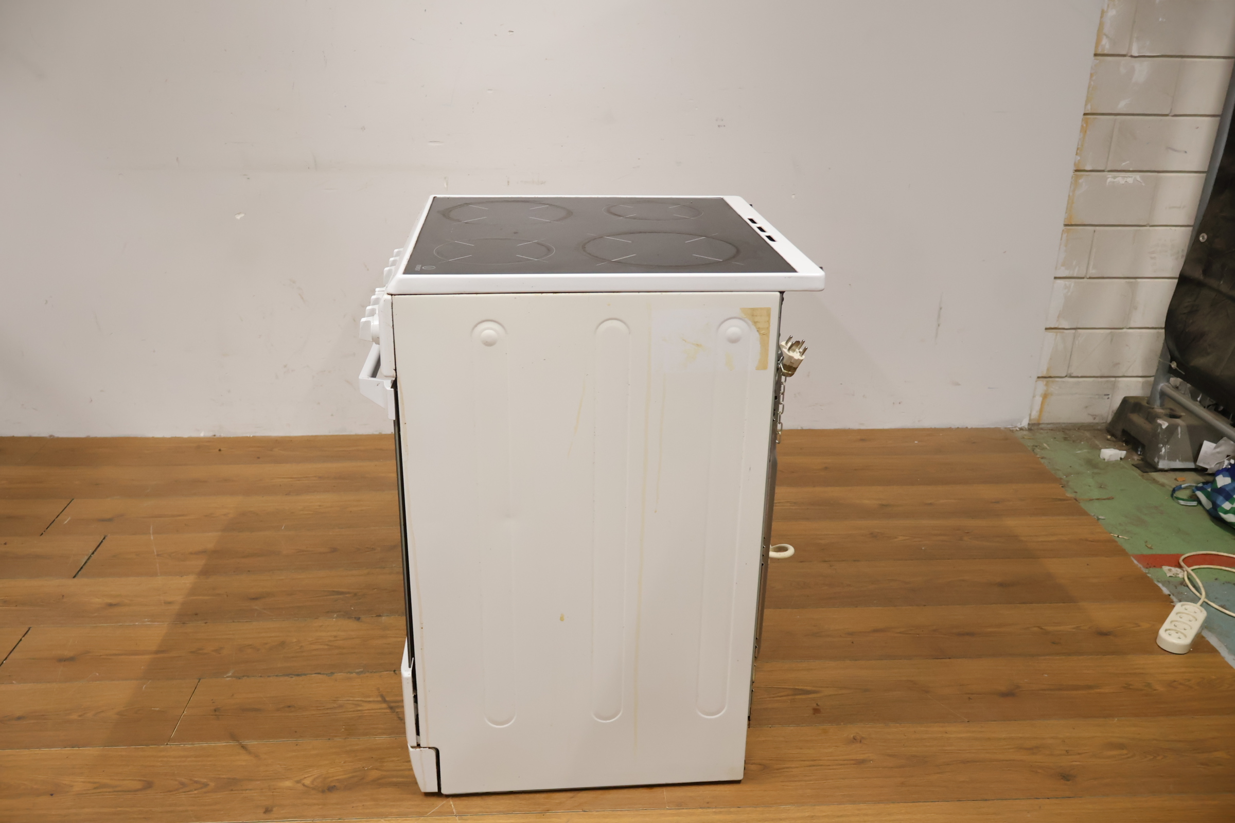 Indesit Elektrisch Fornuis Met Kookplaat – foto 7 – kavel bij GSD Auctions, Zoeterwoude