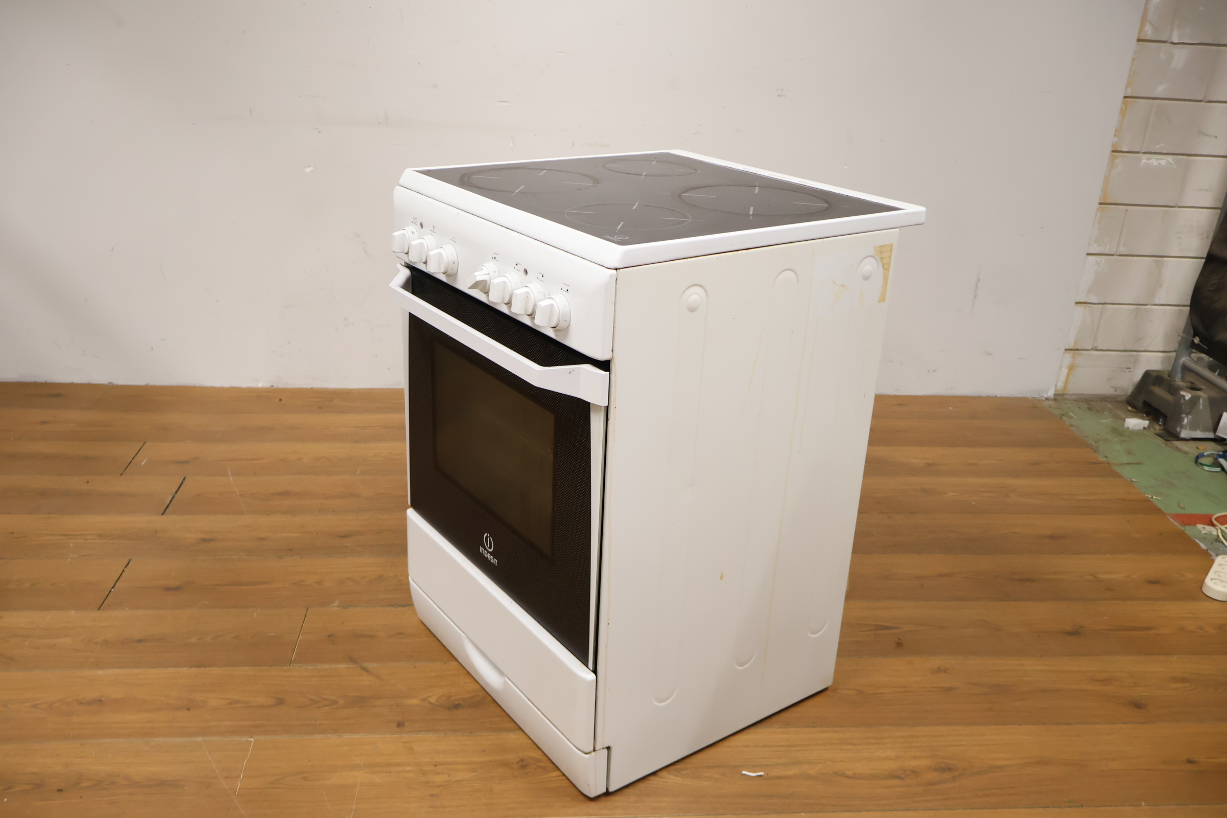 Indesit Elektrisch Fornuis Met Kookplaat – foto 10 – kavel bij GSD Auctions, Zoeterwoude
