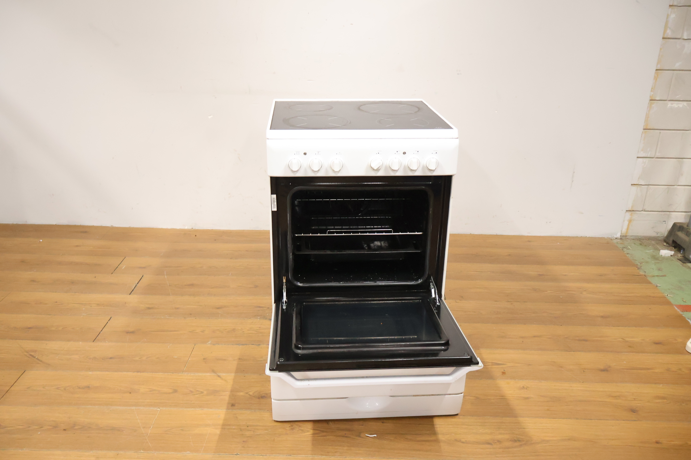 Indesit Elektrisch Fornuis Met Kookplaat – foto 11 – kavel bij GSD Auctions, Zoeterwoude