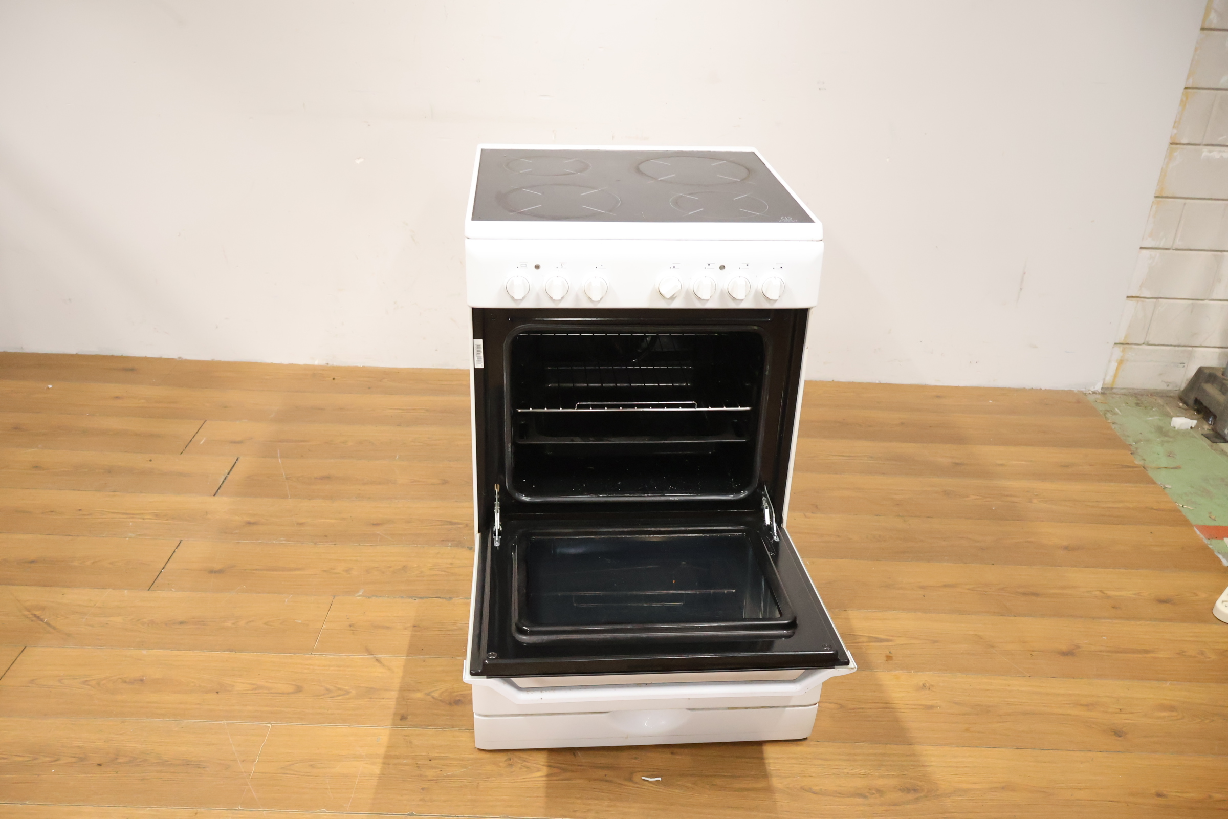 Indesit Elektrisch Fornuis Met Kookplaat – foto 12 – kavel bij GSD Auctions, Zoeterwoude