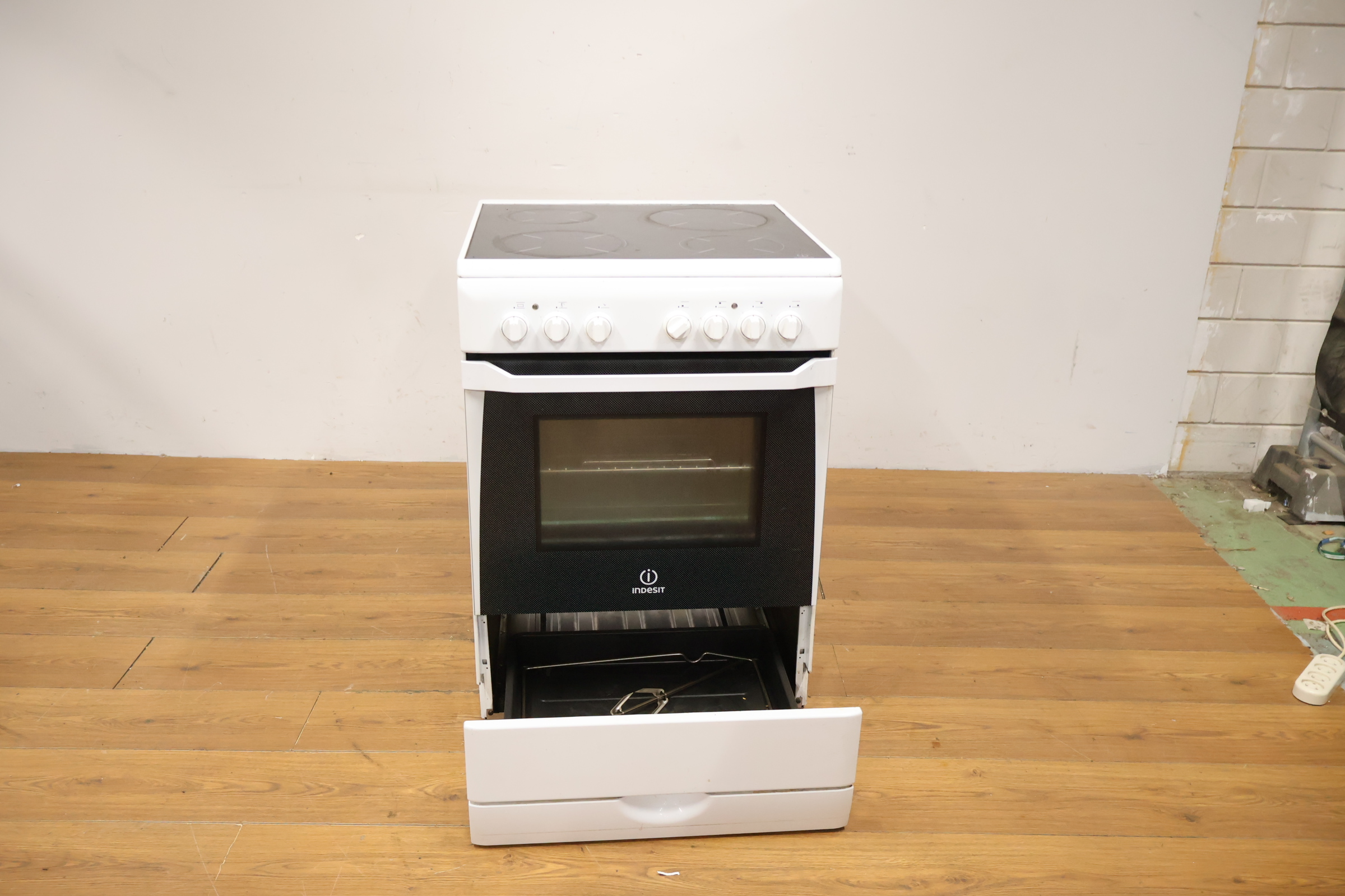 Indesit Elektrisch Fornuis Met Kookplaat – foto 13 – kavel bij GSD Auctions, Zoeterwoude