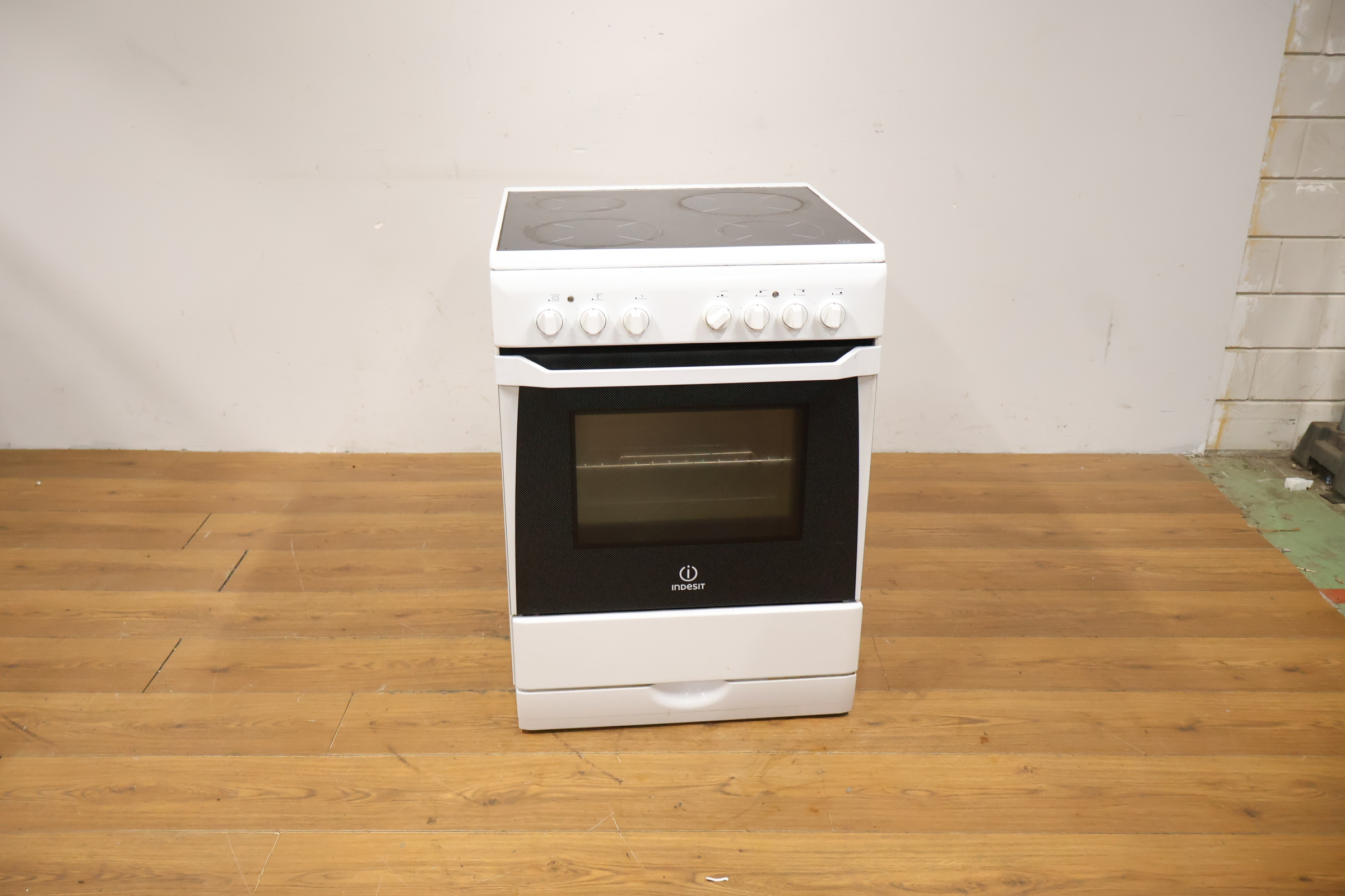 Indesit Elektrisch Fornuis Met Kookplaat – foto 15 – kavel bij GSD Auctions, Zoeterwoude