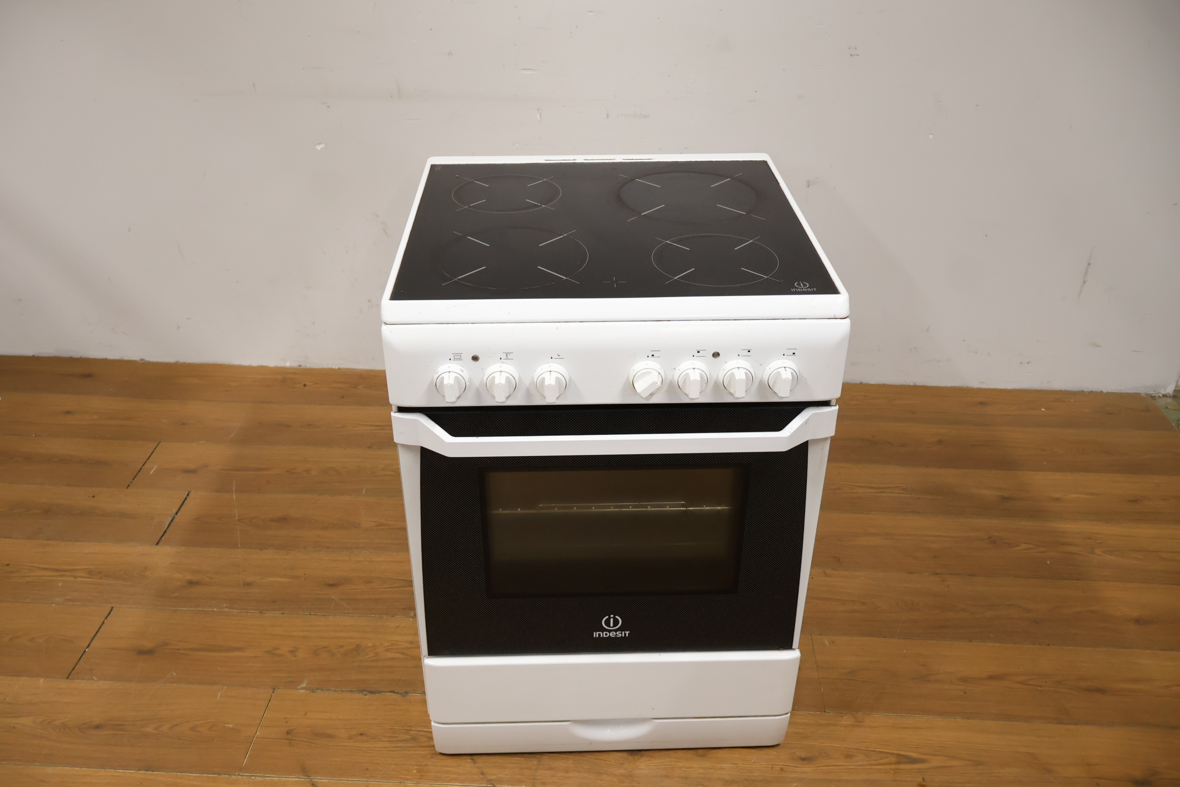 Indesit Elektrisch Fornuis Met Kookplaat – foto 16 – kavel bij GSD Auctions, Zoeterwoude