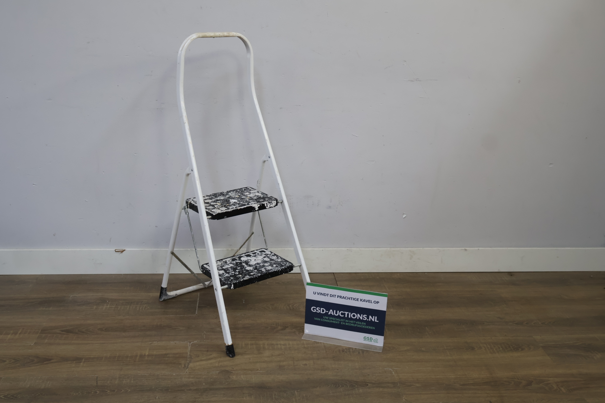 Metalen trapladder met twee treden – kavel bij GSD Auctions, Zoeterwoude