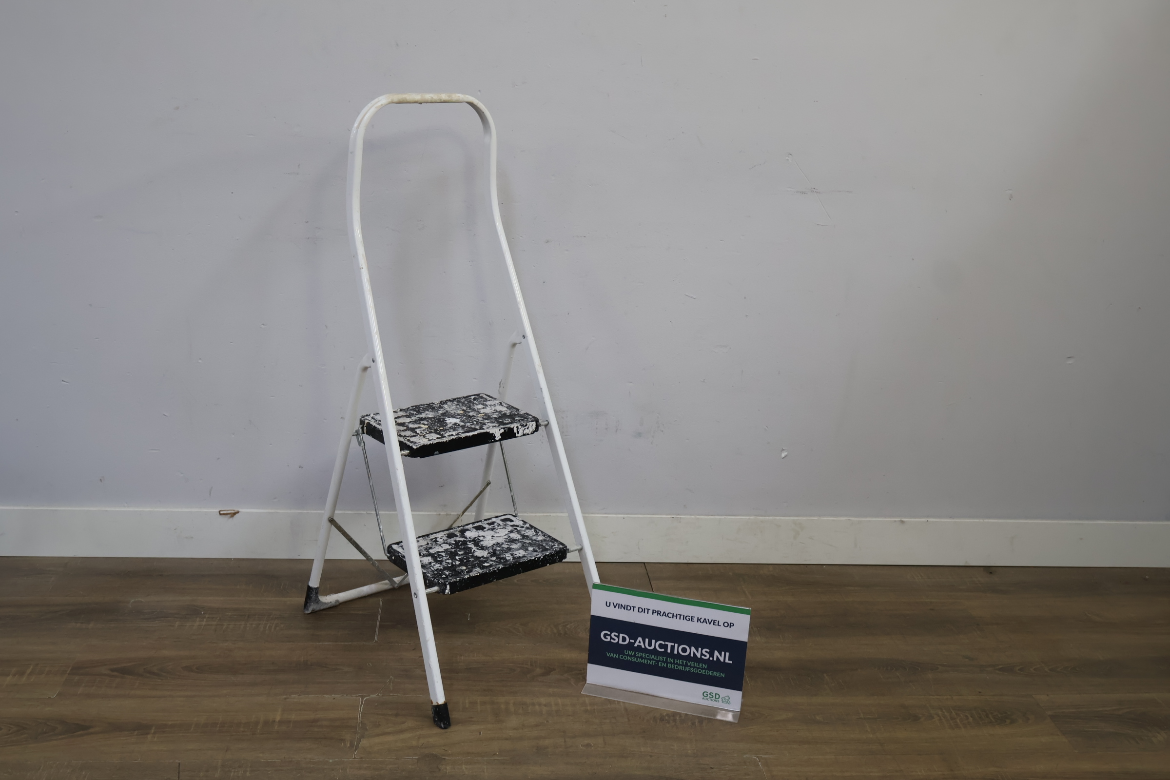 Metalen trapladder met twee treden – foto 2 – kavel bij GSD Auctions, Zoeterwoude
