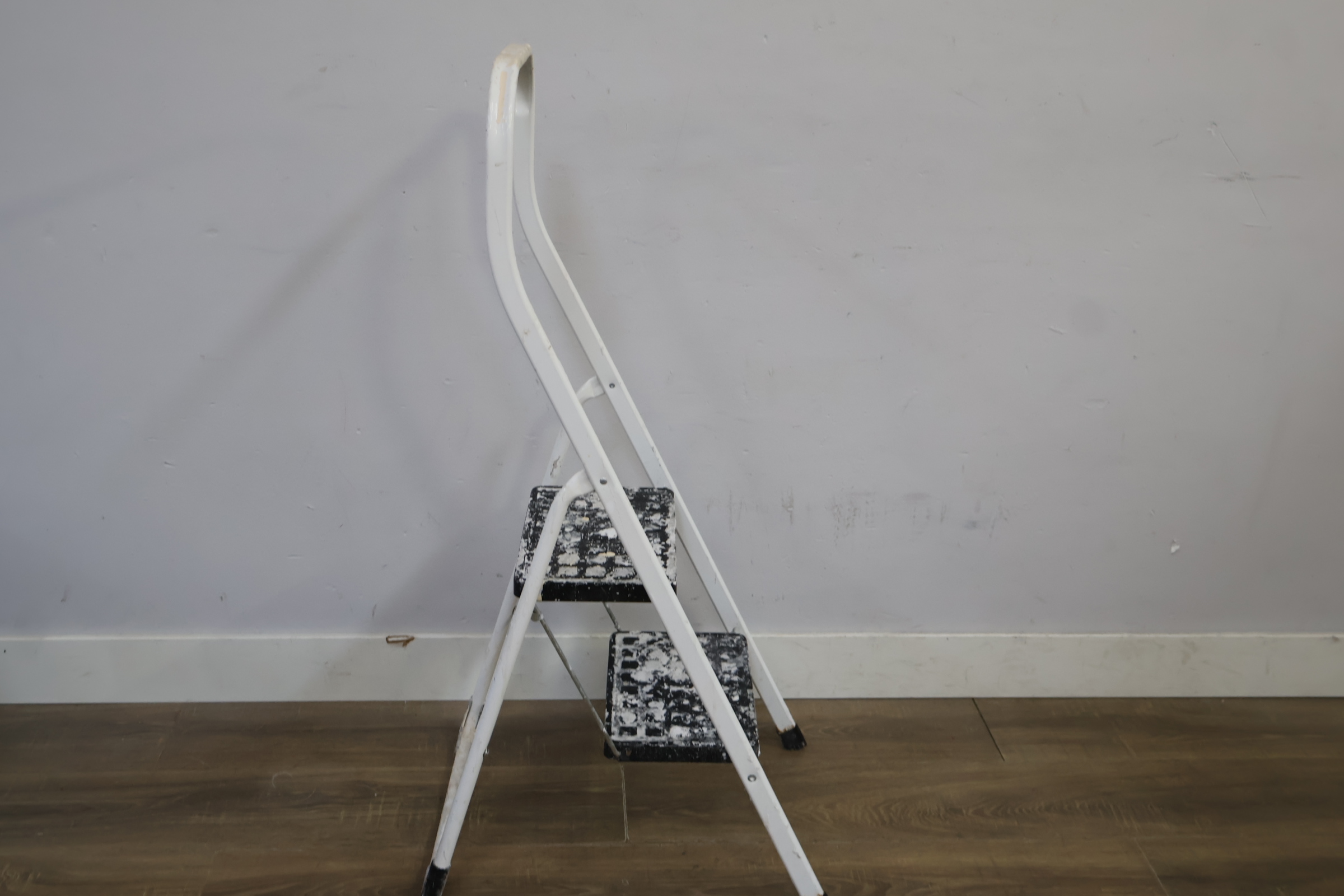 Metalen trapladder met twee treden – foto 3 – kavel bij GSD Auctions, Zoeterwoude