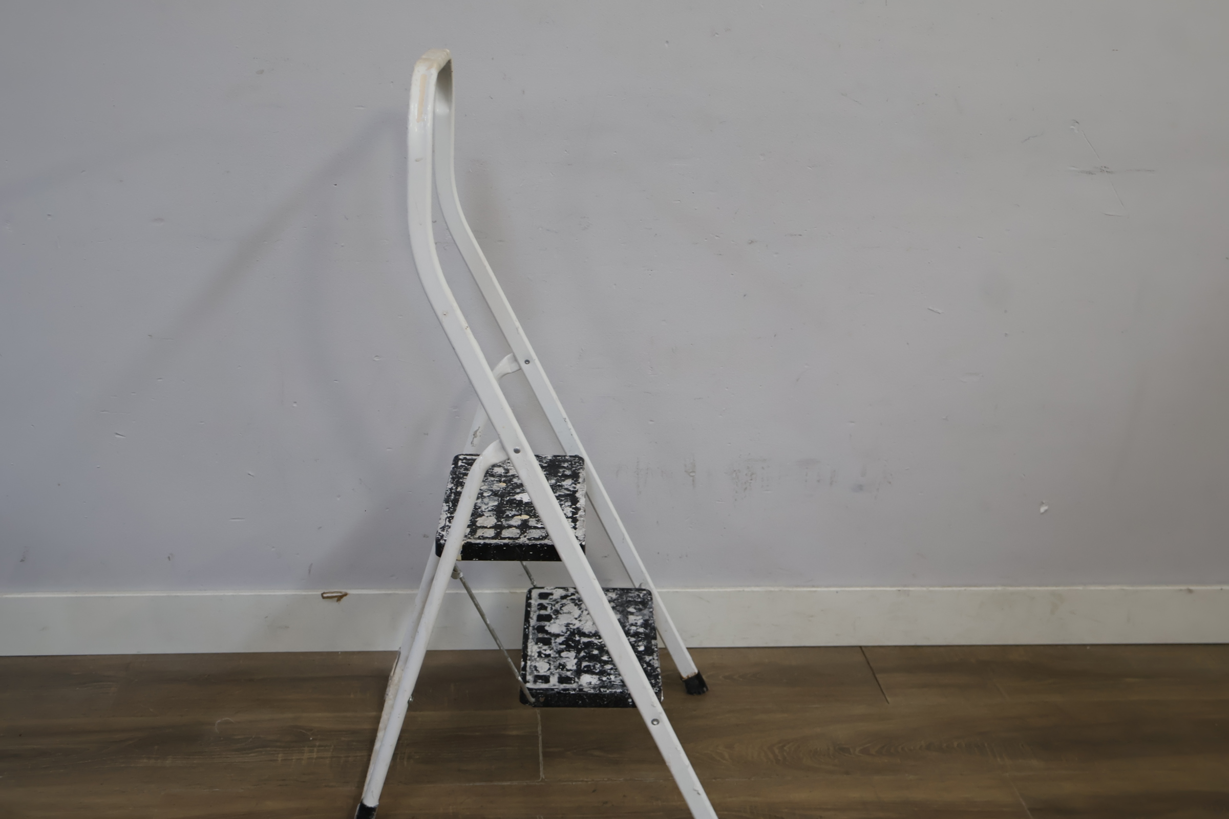 Metalen trapladder met twee treden – foto 4 – kavel bij GSD Auctions, Zoeterwoude