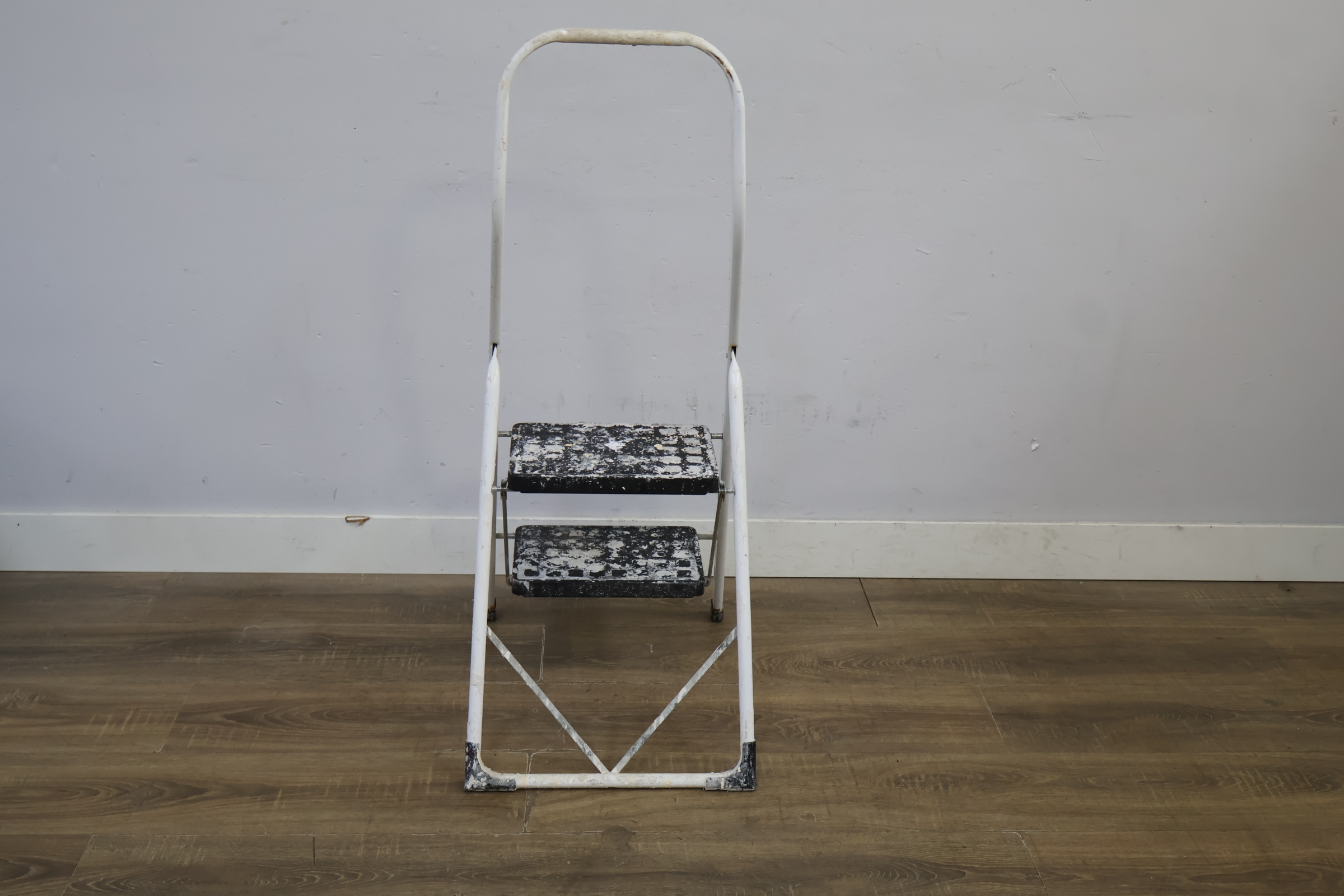 Metalen trapladder met twee treden – foto 5 – kavel bij GSD Auctions, Zoeterwoude