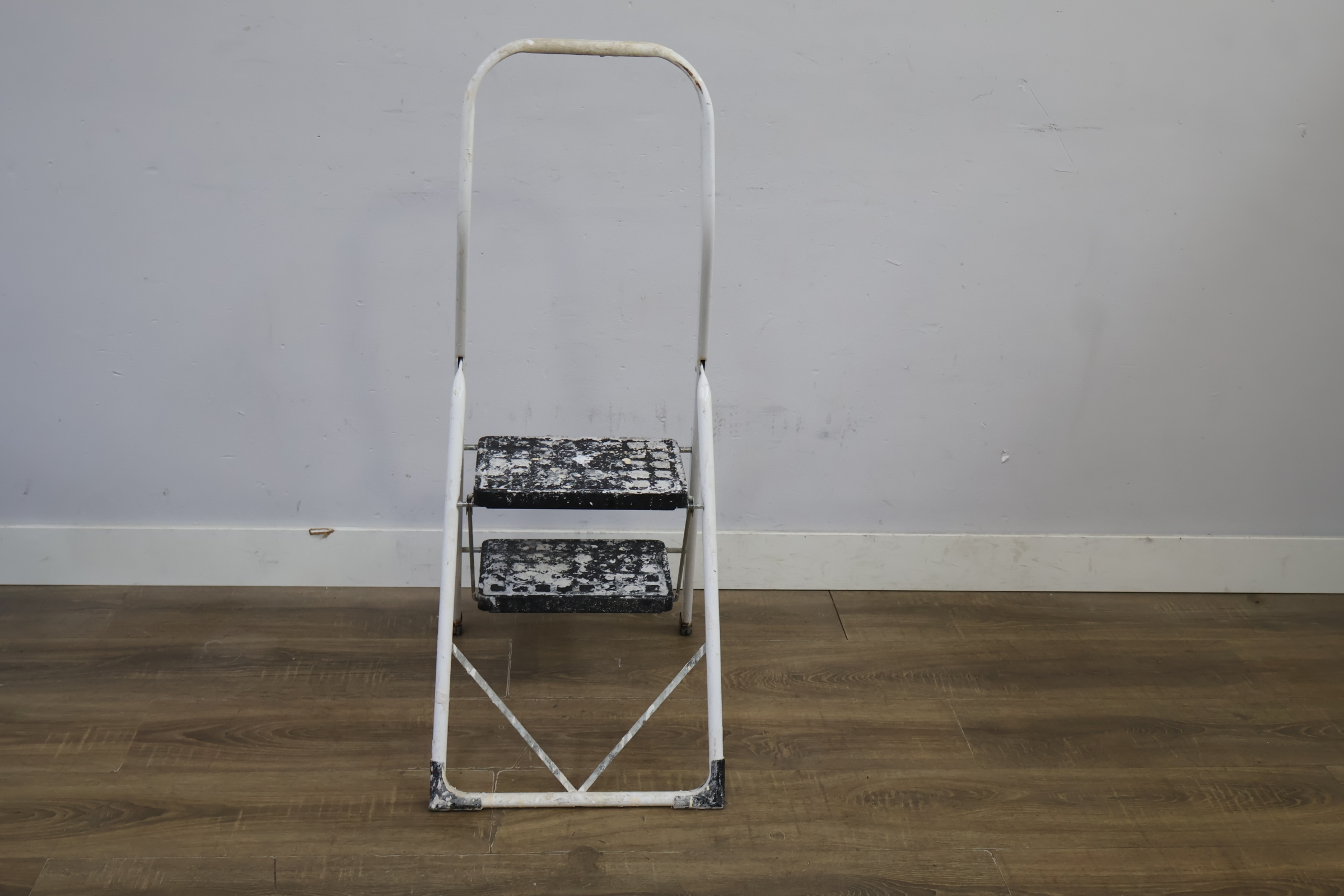 Metalen trapladder met twee treden – foto 6 – kavel bij GSD Auctions, Zoeterwoude