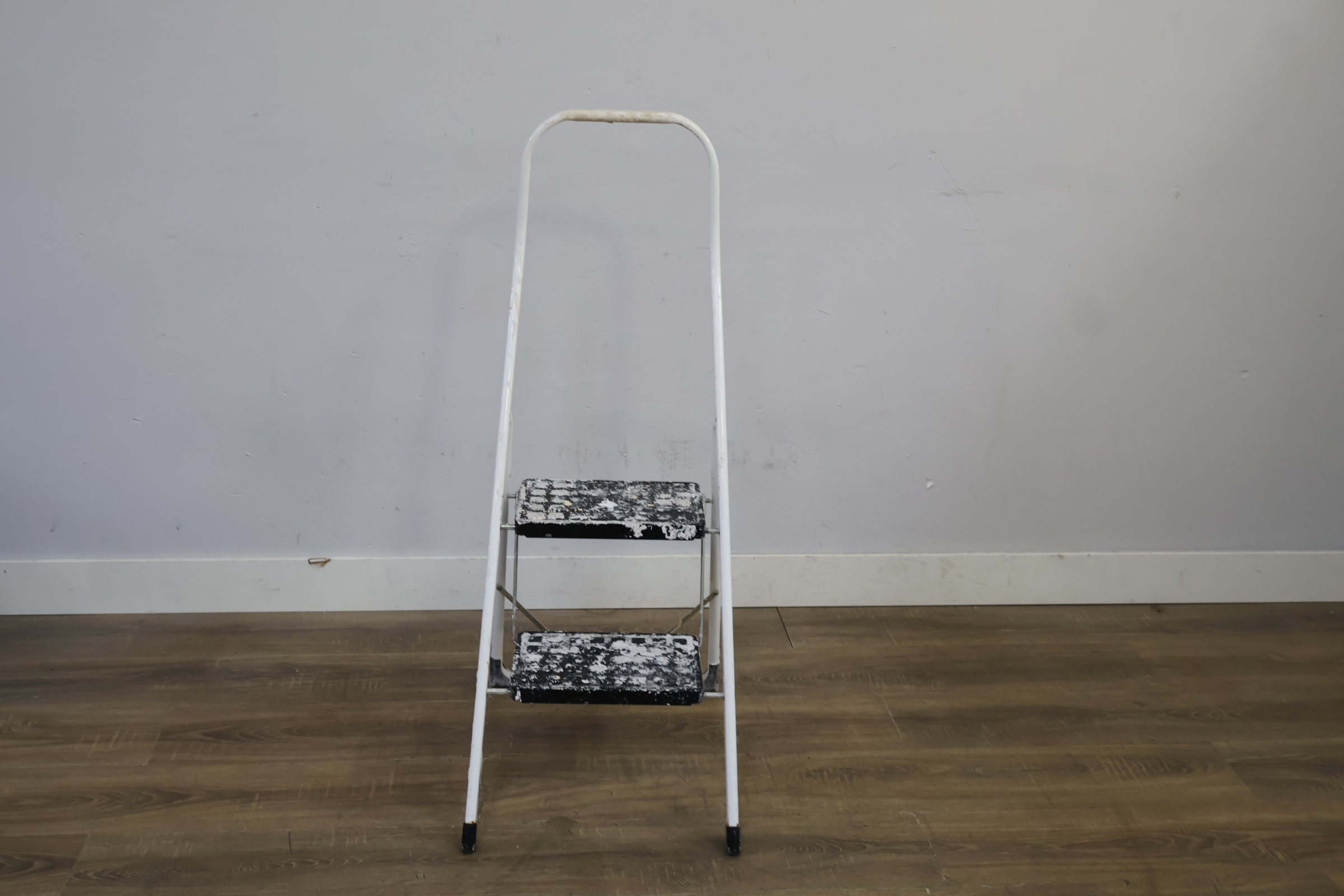 Metalen trapladder met twee treden – foto 9 – kavel bij GSD Auctions, Zoeterwoude