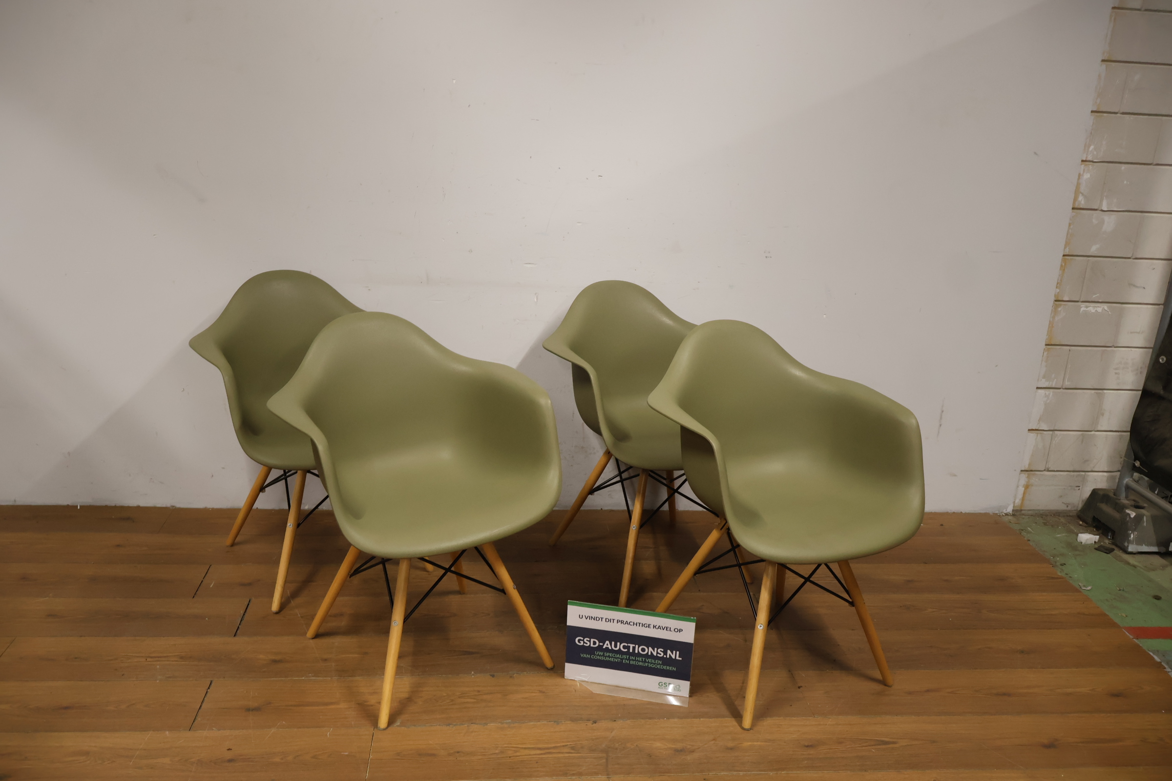 Set van 4 keurige kuipstoelen - Vitra Eames-Stijl – foto 2 – kavel bij GSD Auctions, Zoeterwoude