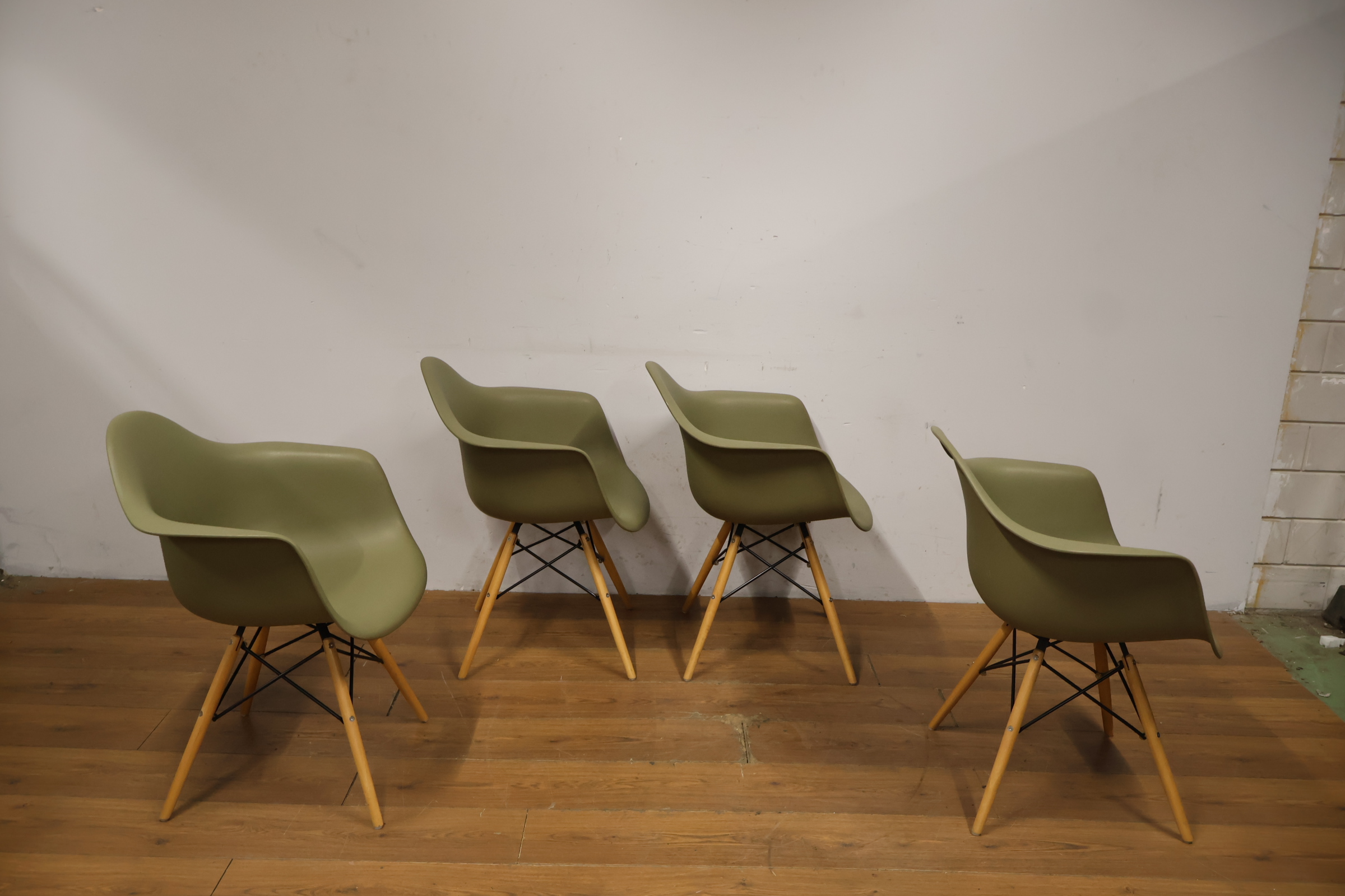 Set van 4 keurige kuipstoelen - Vitra Eames-Stijl – foto 3 – kavel bij GSD Auctions, Zoeterwoude