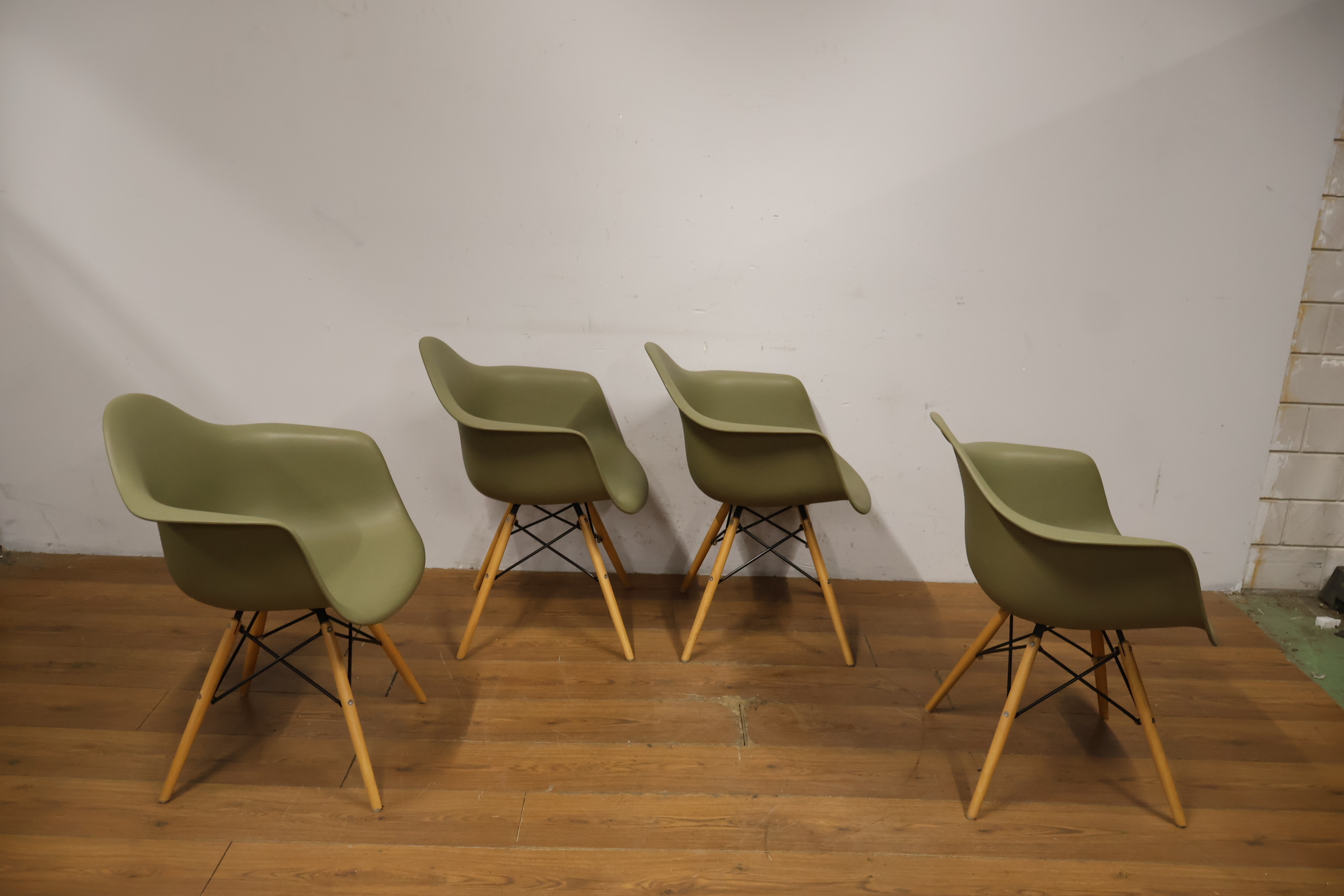 Set van 4 keurige kuipstoelen - Vitra Eames-Stijl – foto 4 – kavel bij GSD Auctions, Zoeterwoude