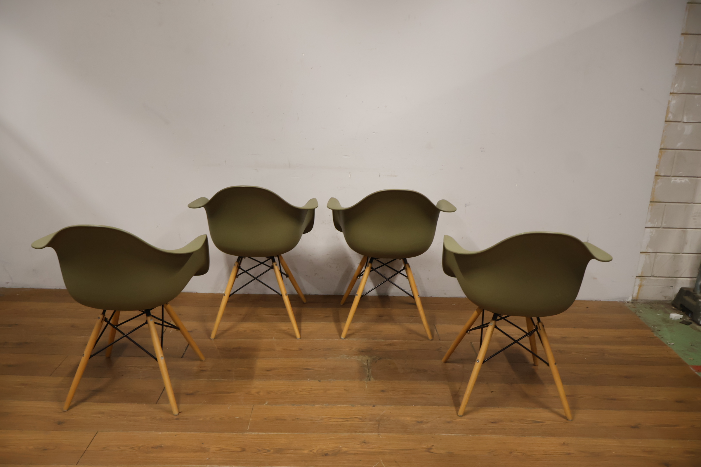 Set van 4 keurige kuipstoelen - Vitra Eames-Stijl – foto 5 – kavel bij GSD Auctions, Zoeterwoude