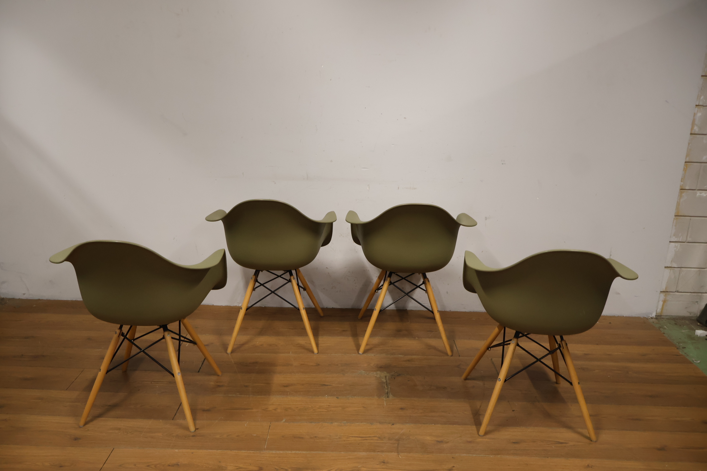 Set van 4 keurige kuipstoelen - Vitra Eames-Stijl – foto 6 – kavel bij GSD Auctions, Zoeterwoude
