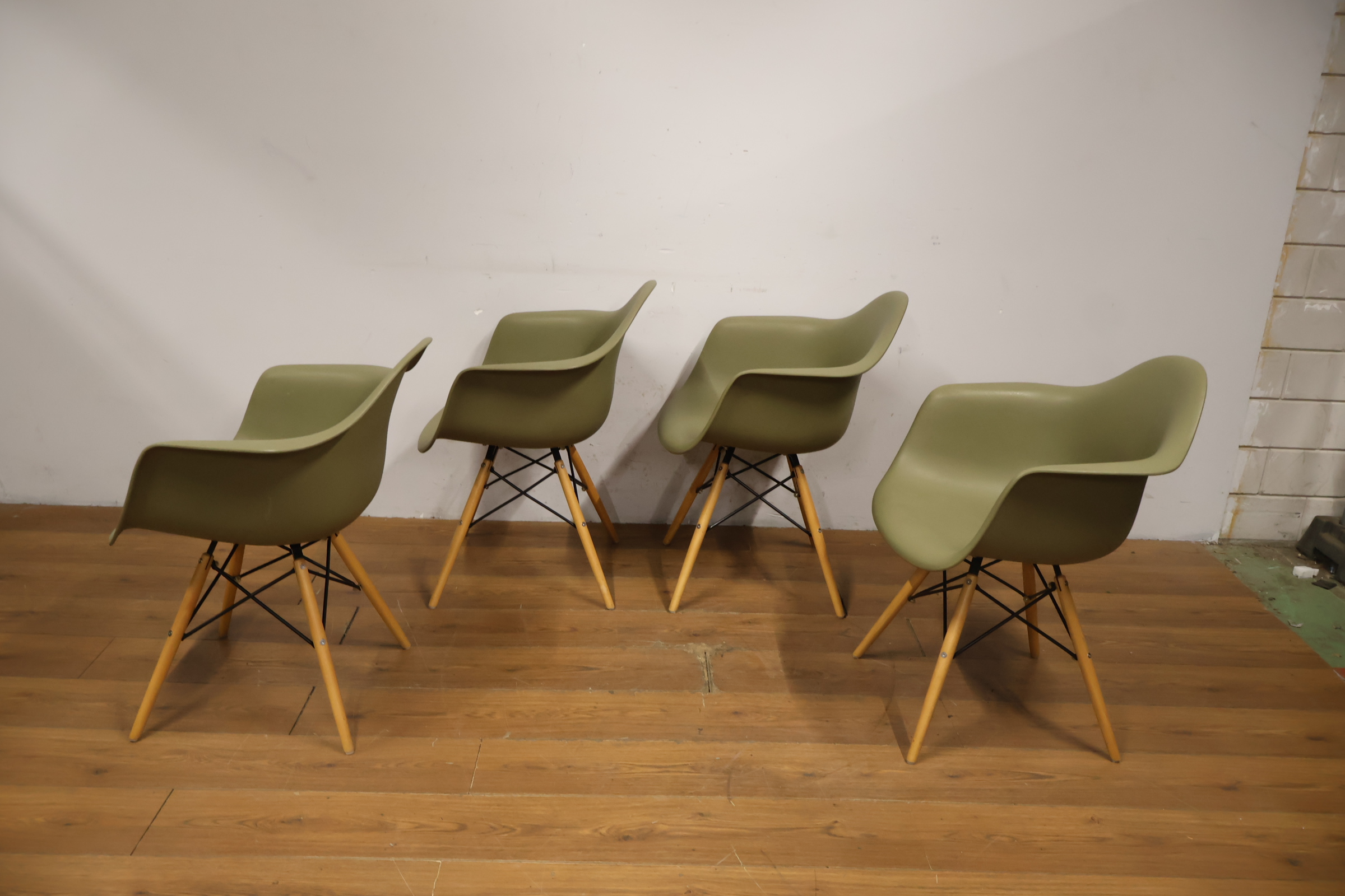 Set van 4 keurige kuipstoelen - Vitra Eames-Stijl – foto 7 – kavel bij GSD Auctions, Zoeterwoude