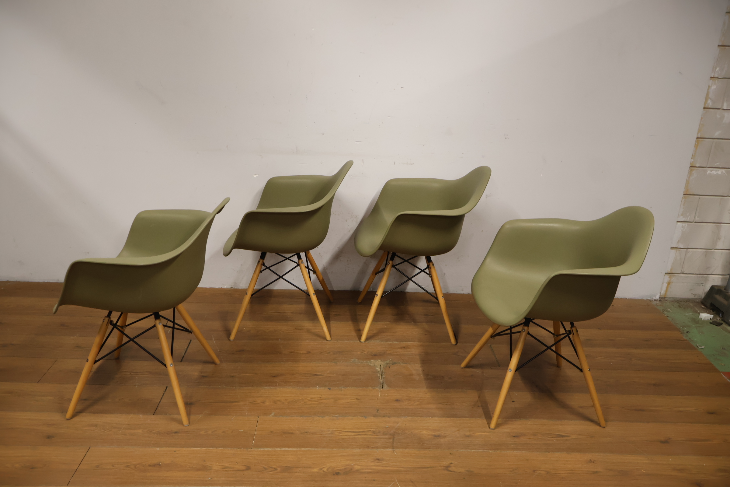 Set van 4 keurige kuipstoelen - Vitra Eames-Stijl – foto 8 – kavel bij GSD Auctions, Zoeterwoude
