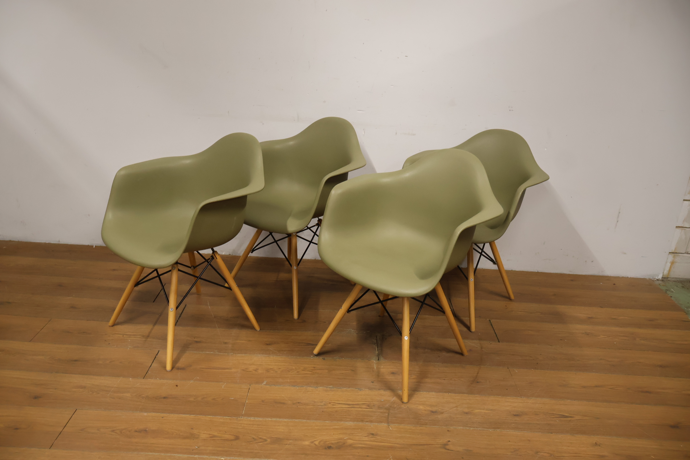 Set van 4 keurige kuipstoelen - Vitra Eames-Stijl – foto 9 – kavel bij GSD Auctions, Zoeterwoude