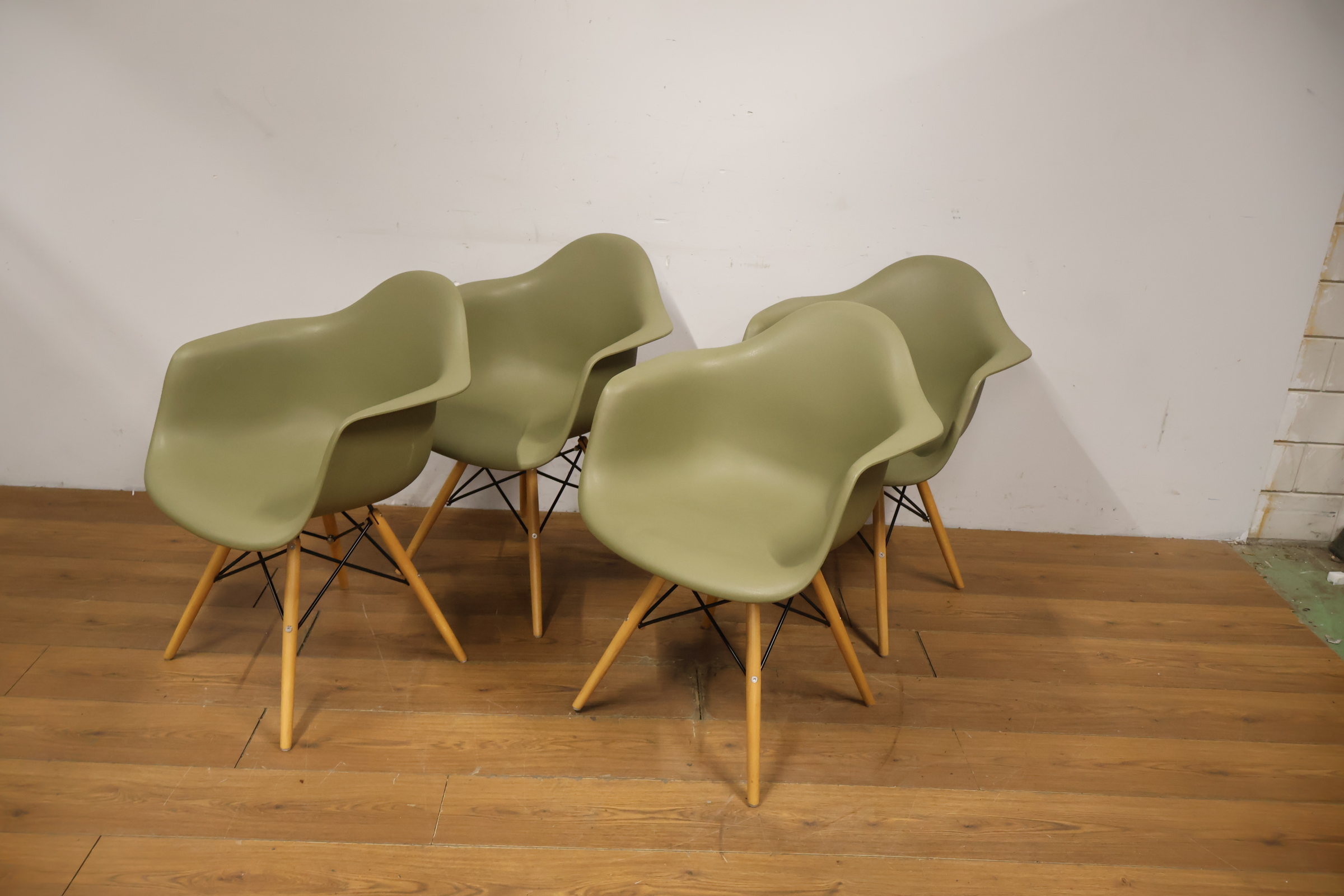 Set van 4 keurige kuipstoelen - Vitra Eames-Stijl – foto 10 – kavel bij GSD Auctions, Zoeterwoude