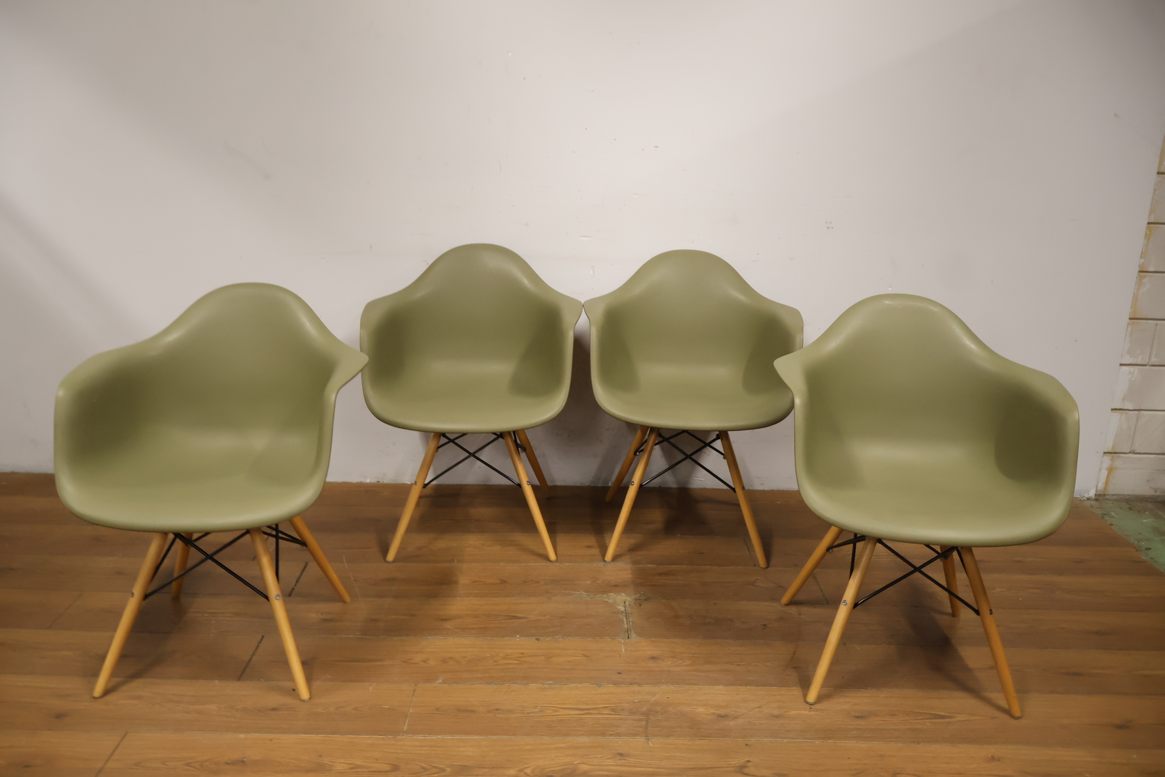 Set van 4 keurige kuipstoelen - Vitra Eames-Stijl – foto 11 – kavel bij GSD Auctions, Zoeterwoude